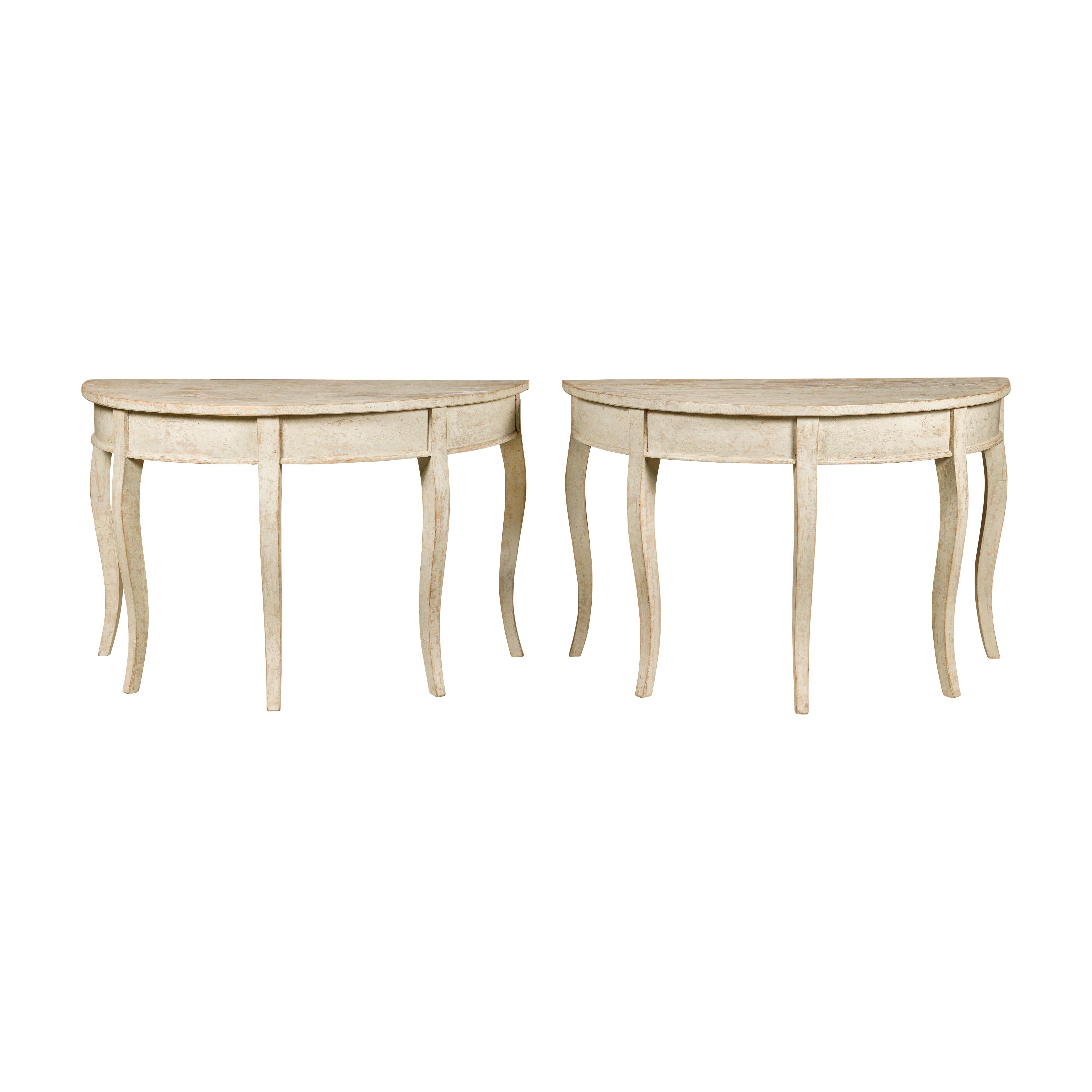 Paire de tables demi-lune suédoises peintes du 19ème siècle avec pieds cabrioles en vente 11