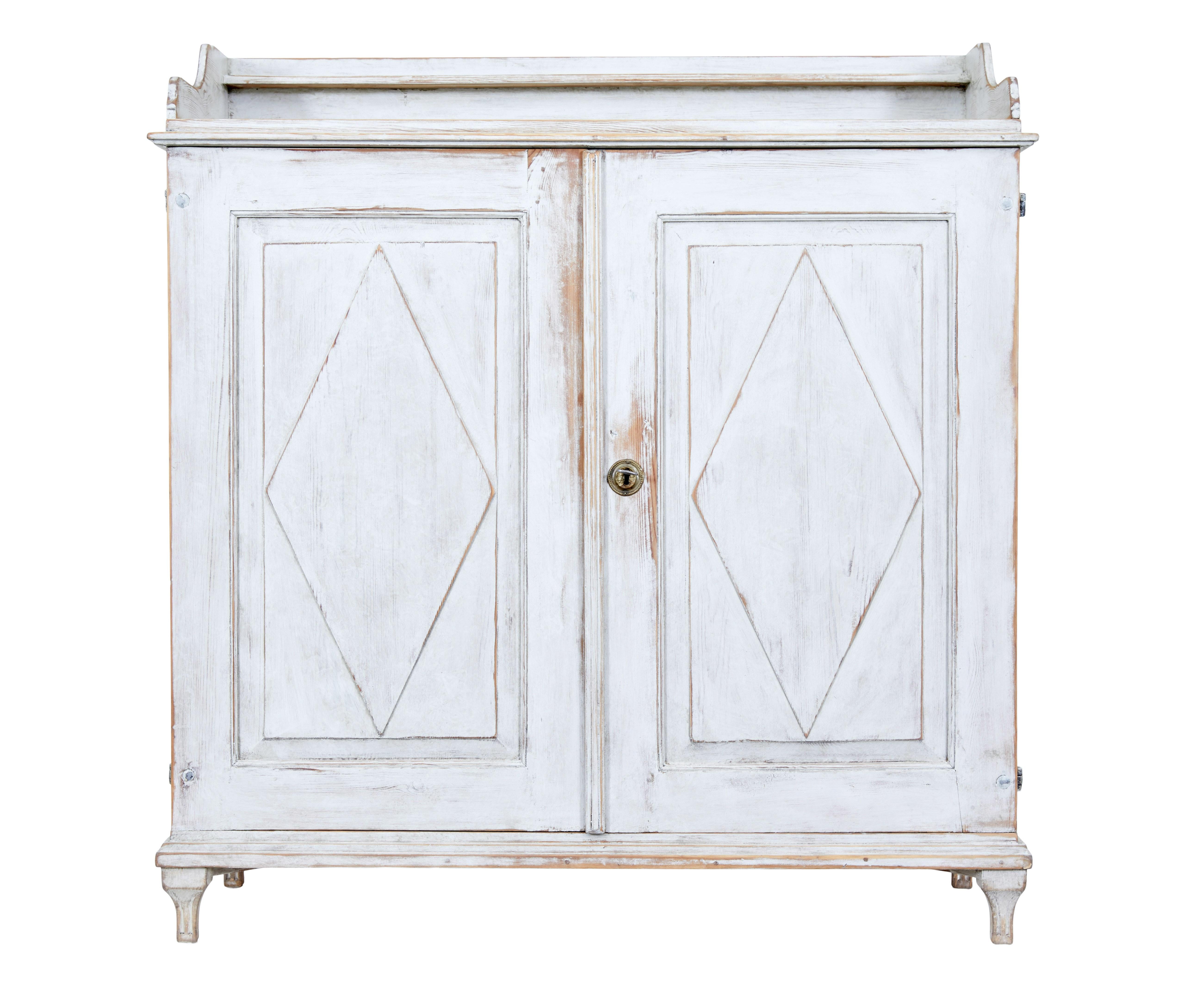 Swedish 19th century painted pine cupboard circa 1870.

Superb quality piece which would function well in multiple rooms such as a kitchen, bedroom or linen room.  This piece would sit well in a modern or traditional interior.

Made in generous