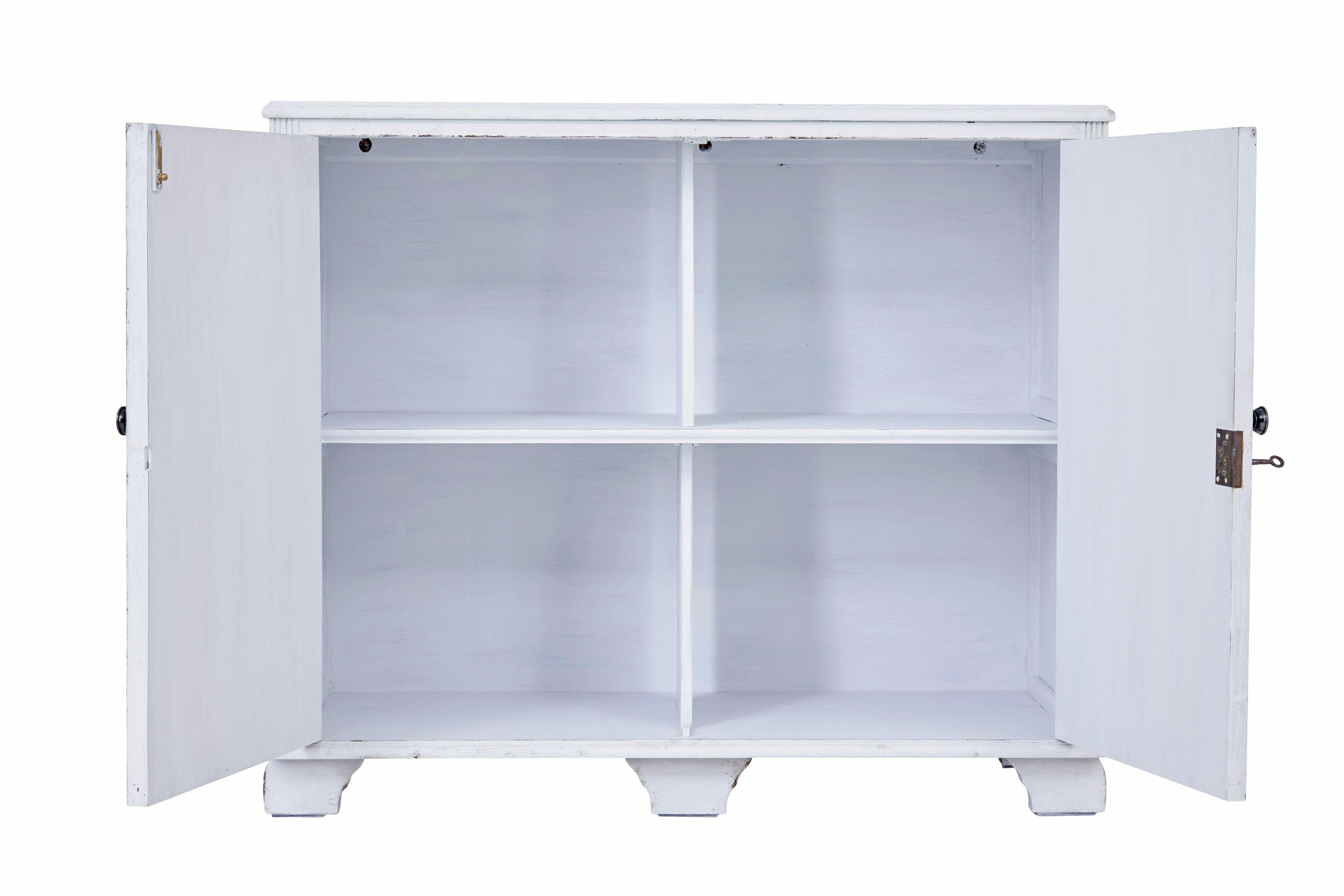 Schwedischer bemalter Schrank aus dem 19. Jahrhundert, um 1890.

Hochwertiges Sideboard/Schrank, das sich ideal als Wäscheschrank oder für die Küche eignen würde.

Doppeltüriger Schrank mit Rillen auf beiden Seiten, mit Messinggriffen,