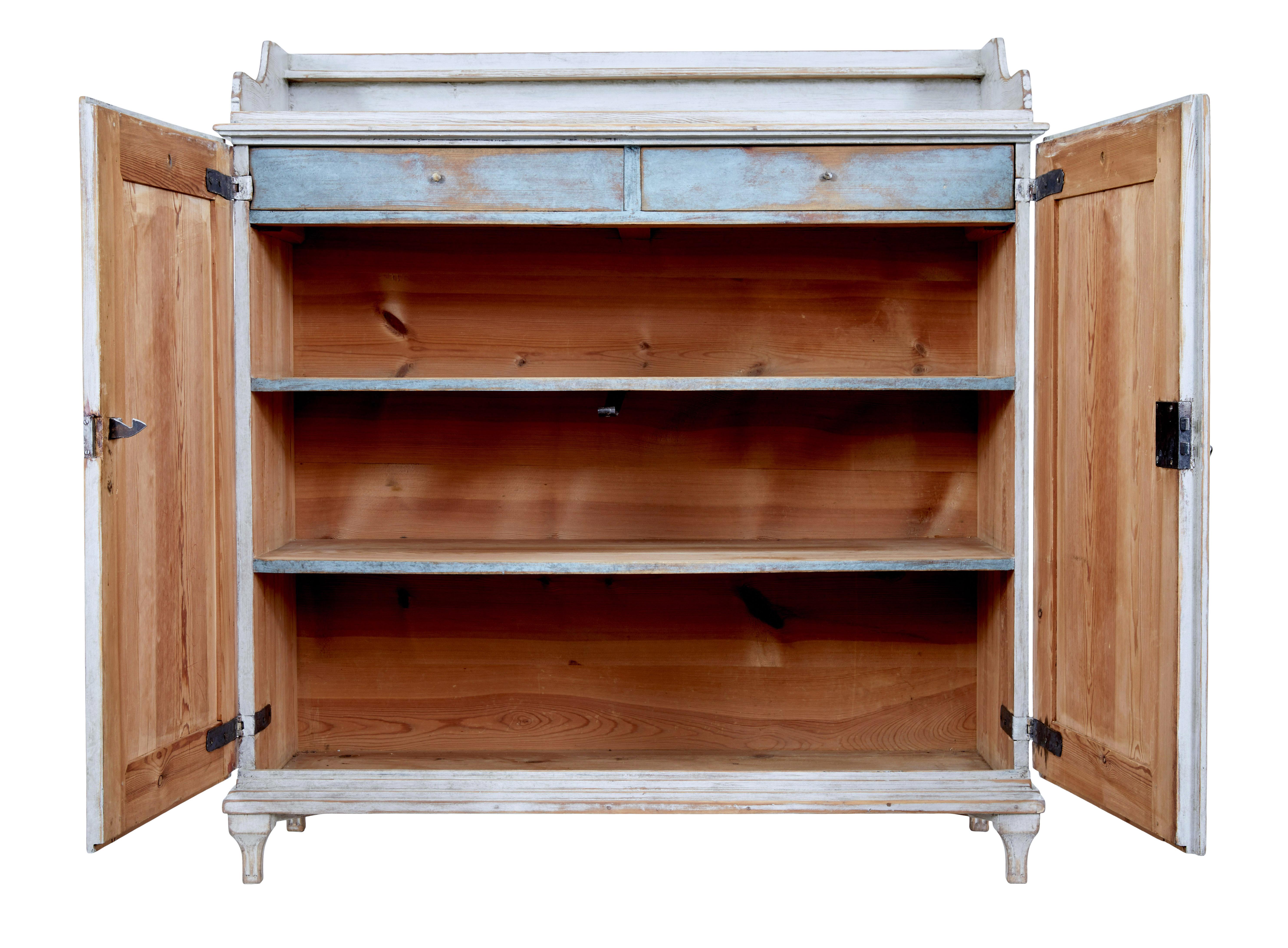 Schwedischer Schrank aus bemalter Kiefer aus dem 19. (Gustavianisch) im Angebot