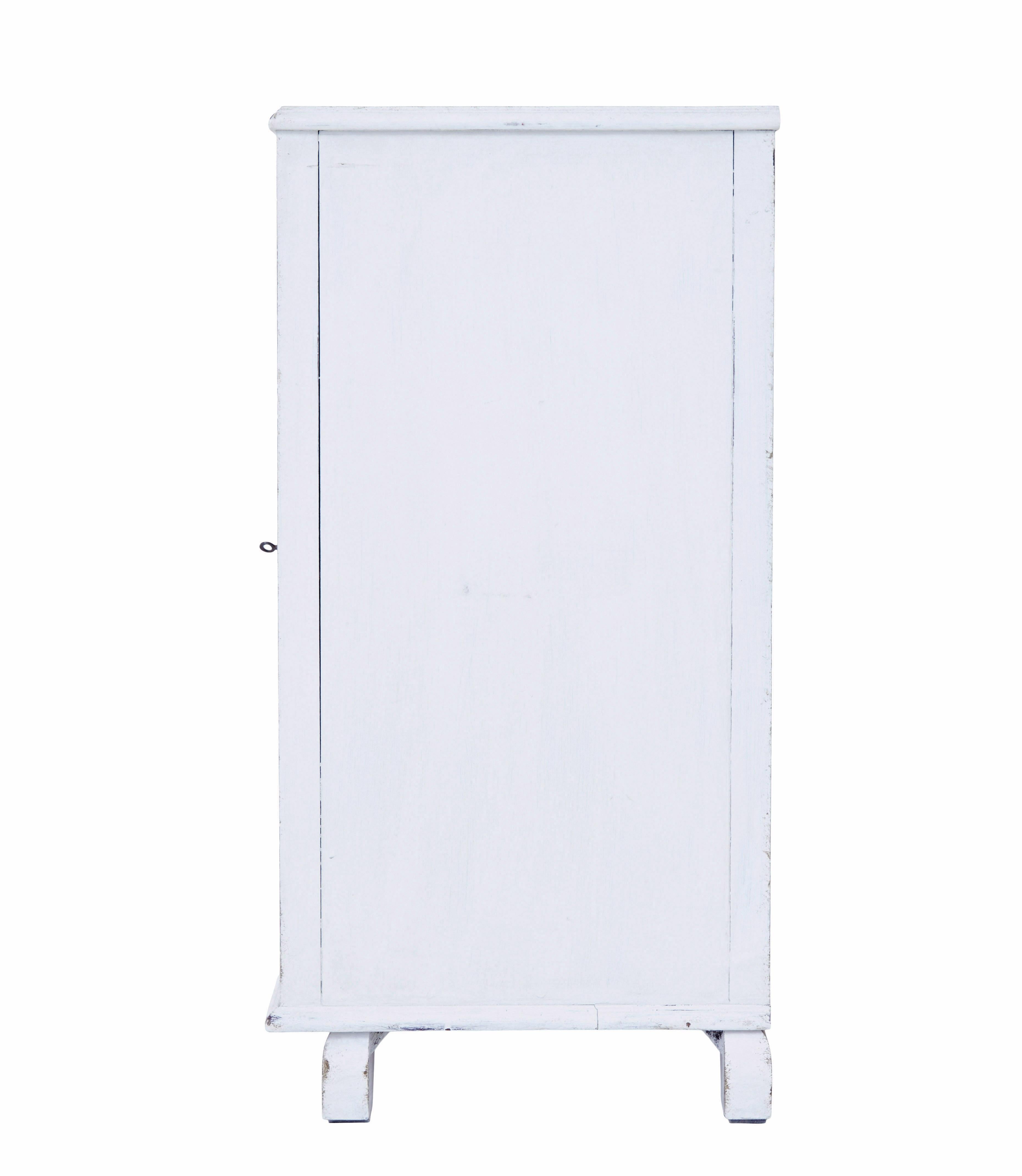 Schwedischer Schrank aus bemalter Kiefer aus dem 19. (Gustavianisch) im Angebot