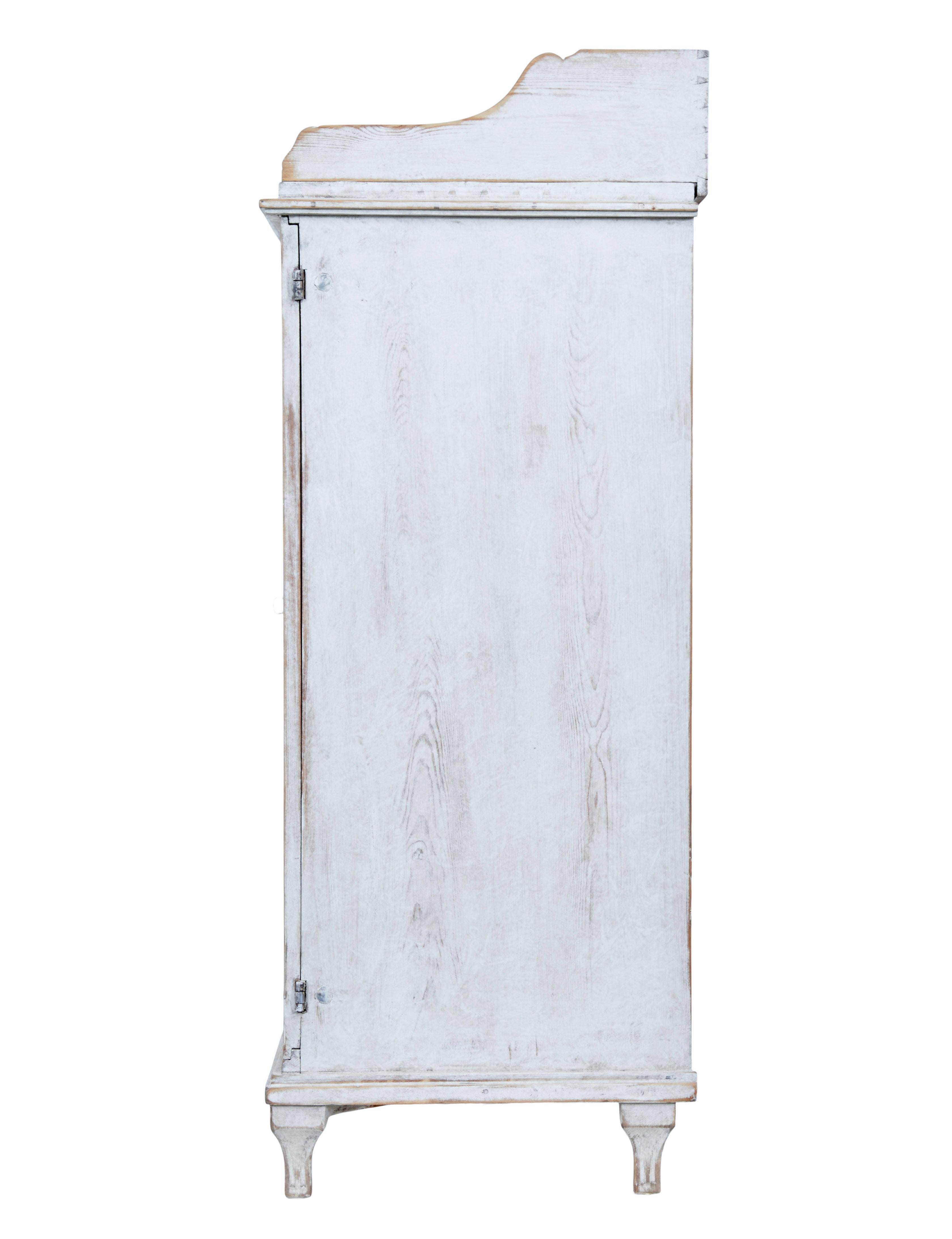 Schwedischer Schrank aus bemalter Kiefer aus dem 19. (Geschnitzt) im Angebot