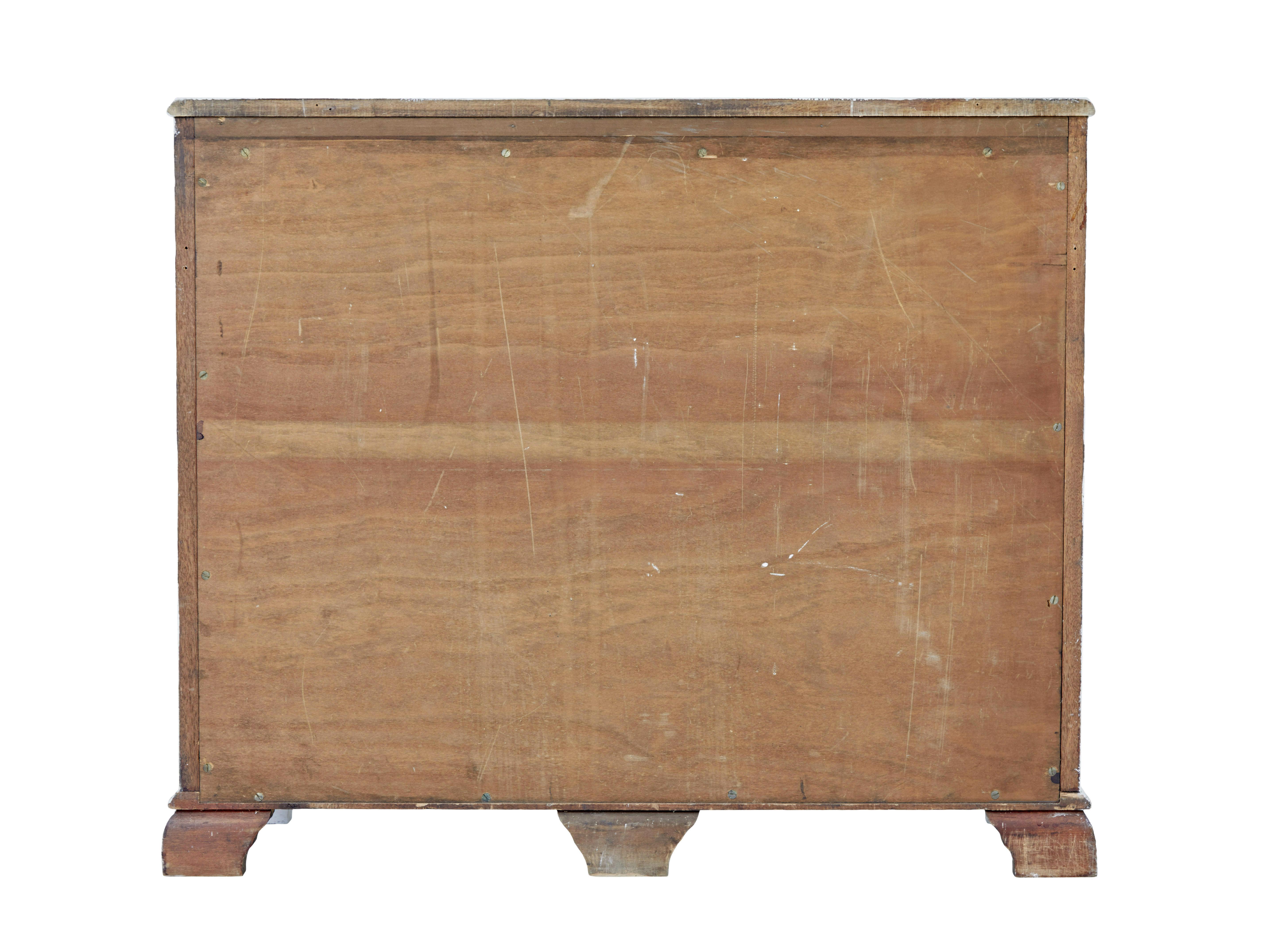 Schwedischer Schrank aus bemalter Kiefer aus dem 19. (Handgeschnitzt) im Angebot