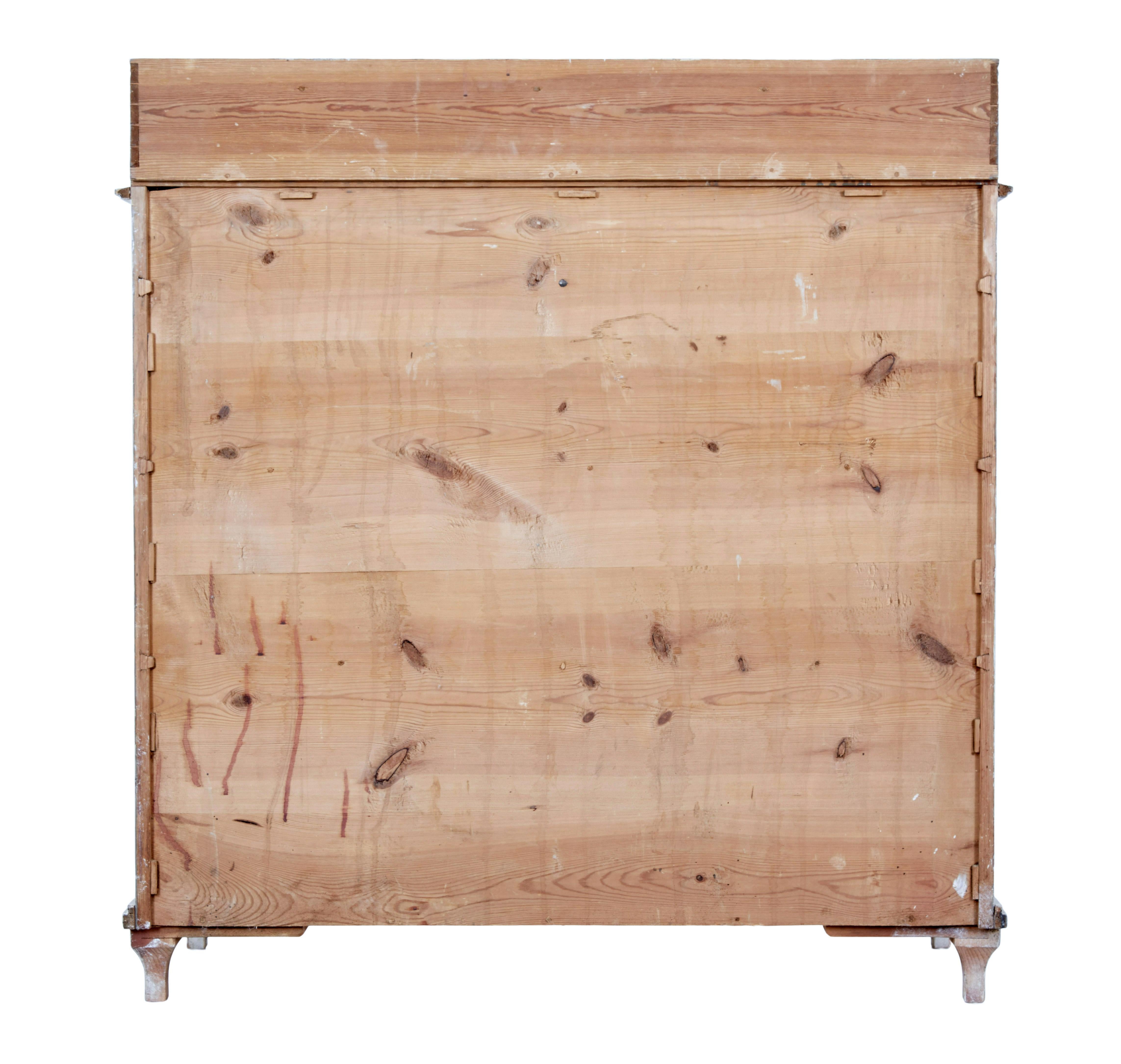 Schwedischer Schrank aus bemalter Kiefer aus dem 19. im Zustand „Gut“ im Angebot in Debenham, Suffolk