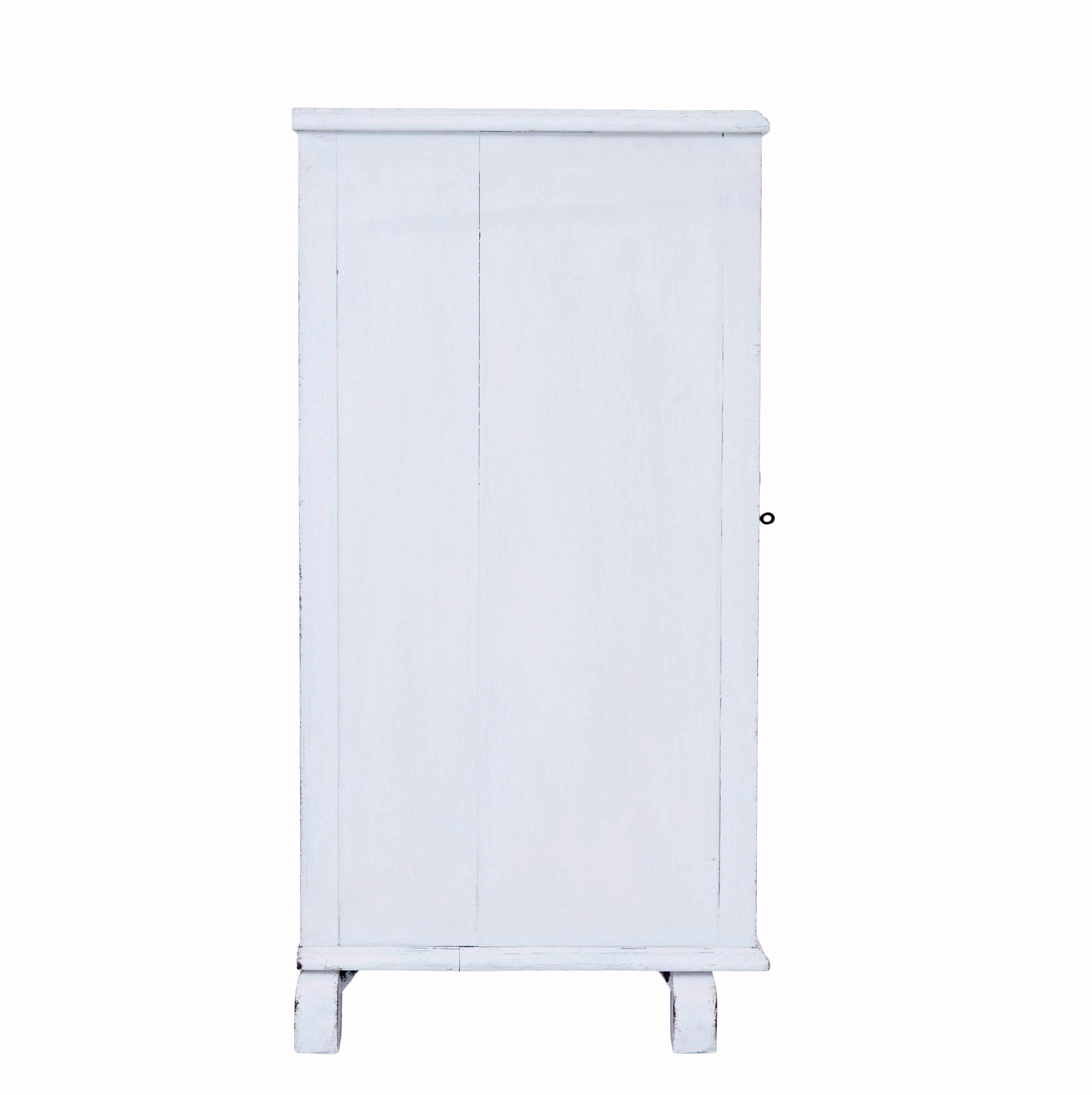 Schwedischer Schrank aus bemalter Kiefer aus dem 19. im Zustand „Gut“ im Angebot in Debenham, Suffolk