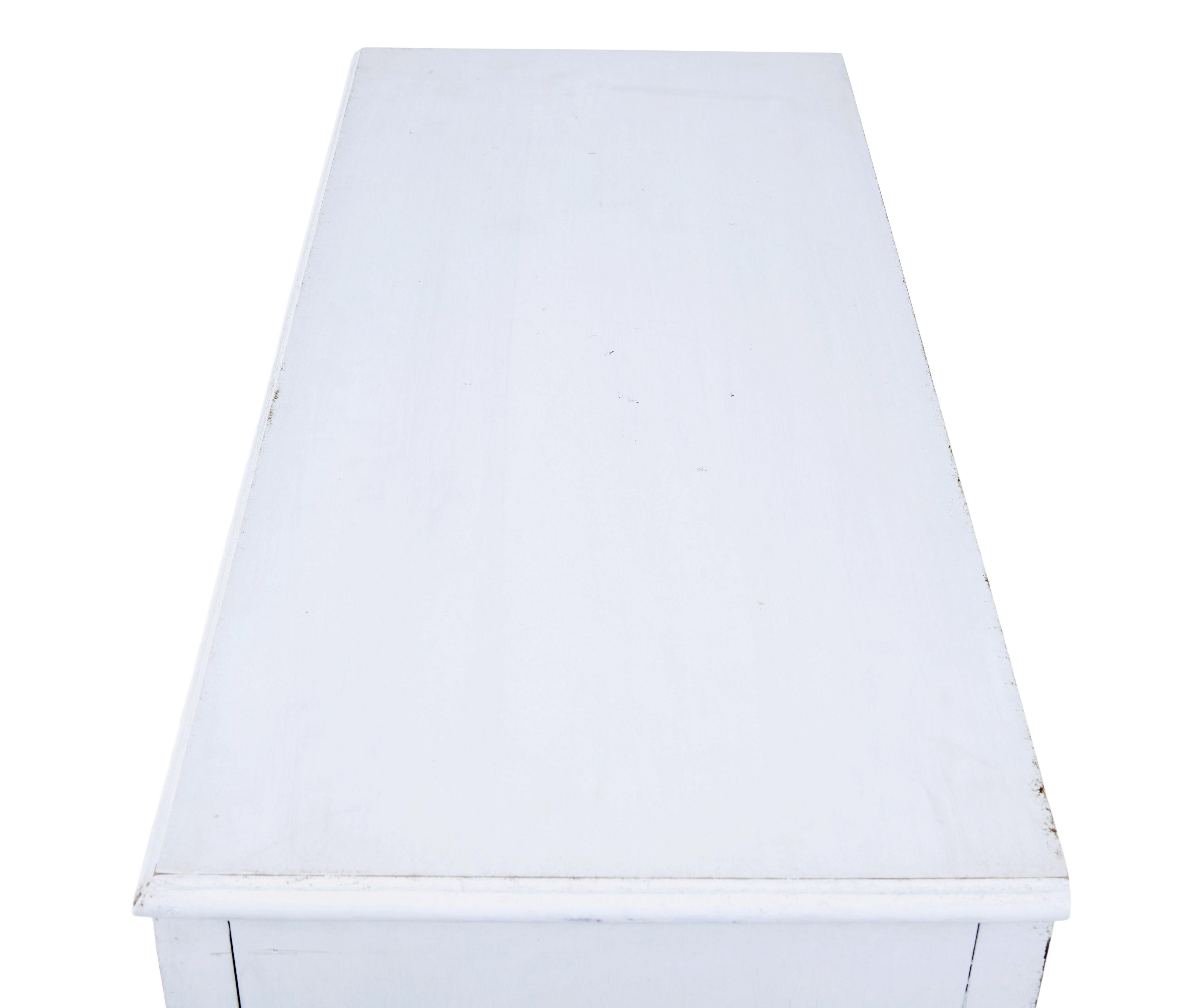 Schwedischer Schrank aus bemalter Kiefer aus dem 19. (Kiefernholz) im Angebot