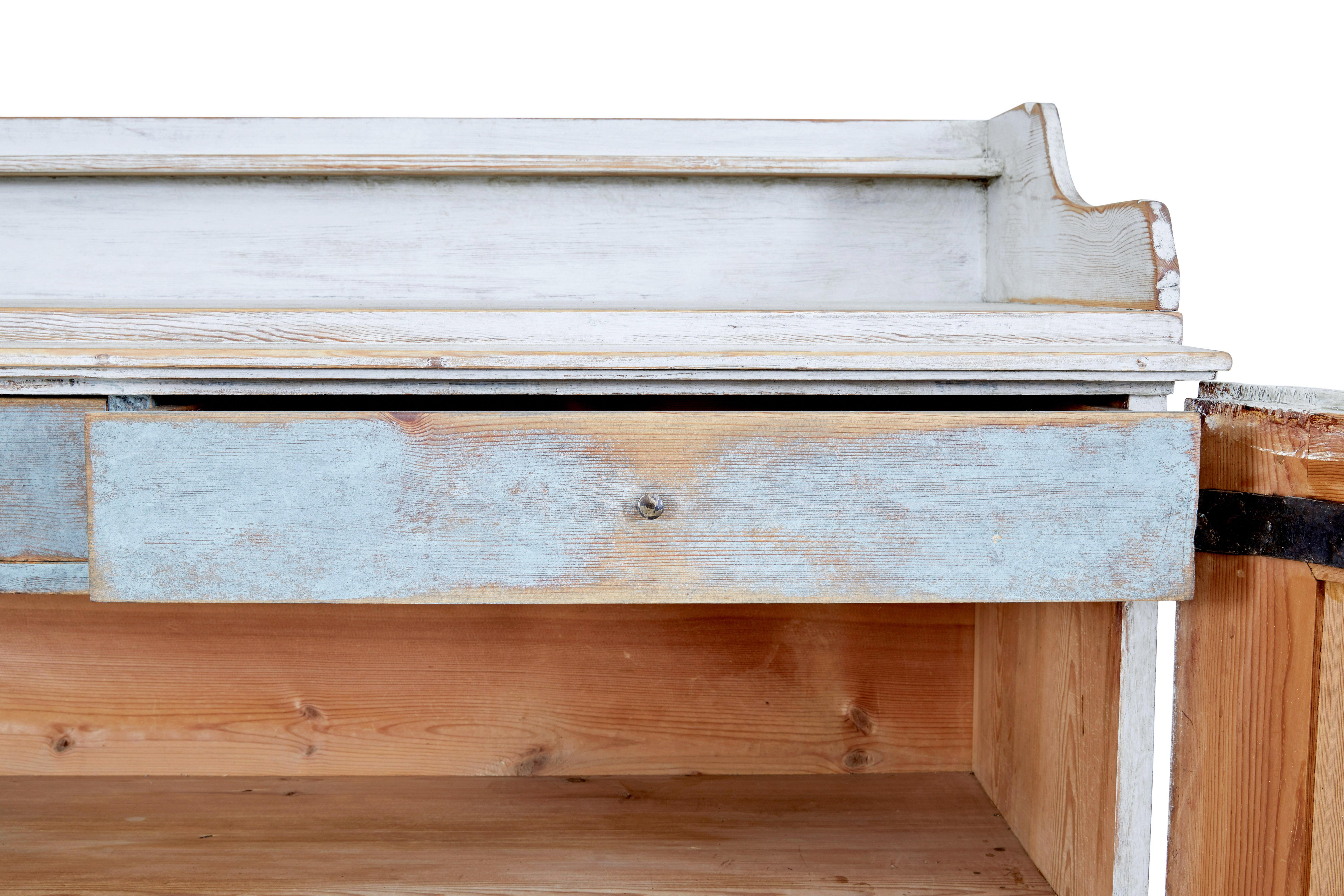 Schwedischer Schrank aus bemalter Kiefer aus dem 19. im Angebot 1
