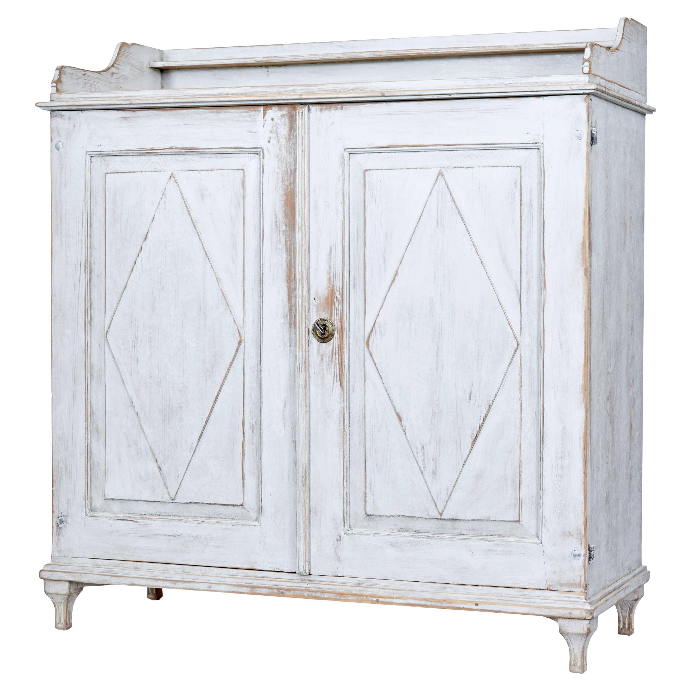 Schwedischer Schrank aus bemalter Kiefer aus dem 19.