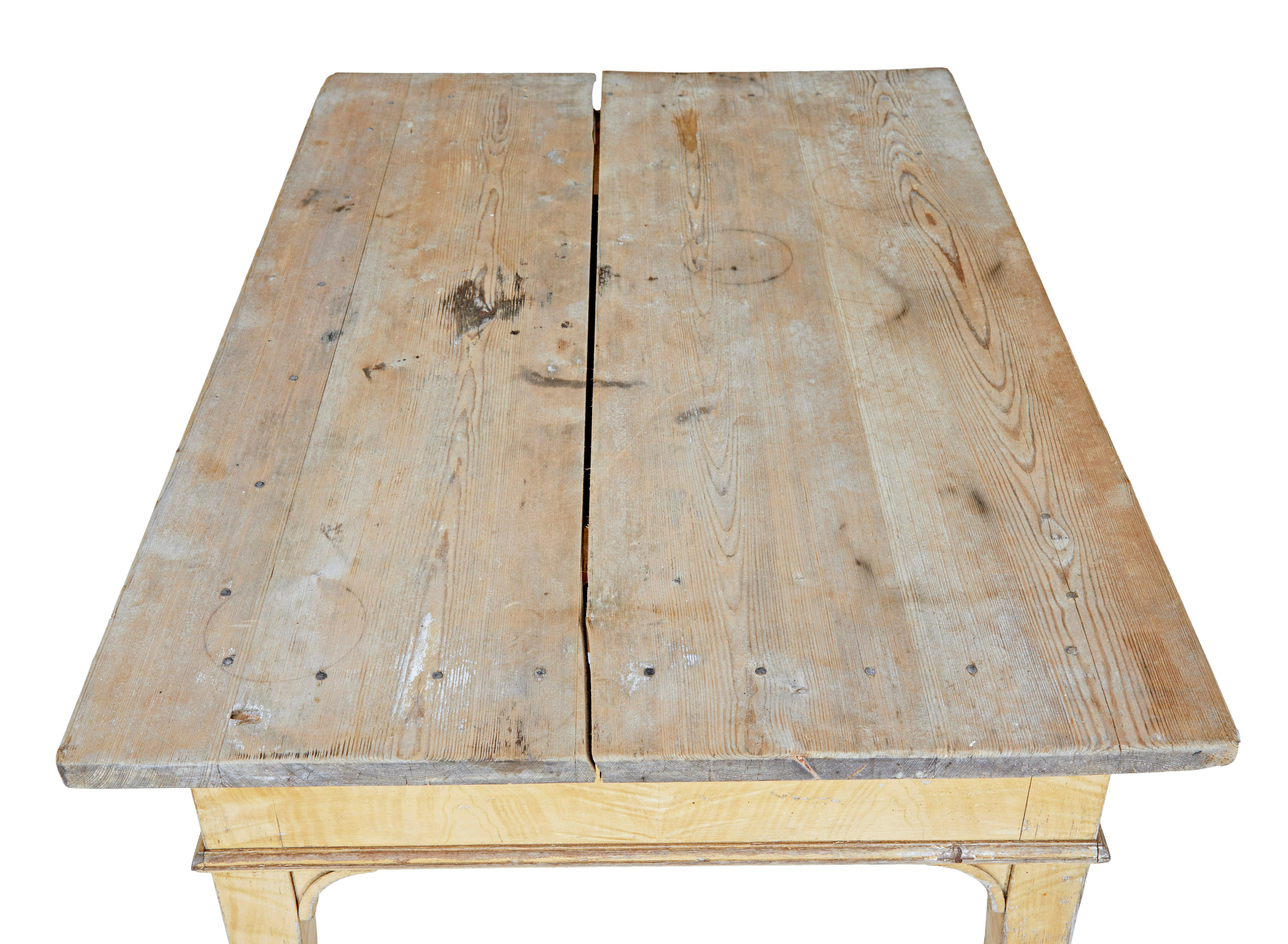 Rustique Table de cuisine suédoise en pin peint du 19e siècle en vente