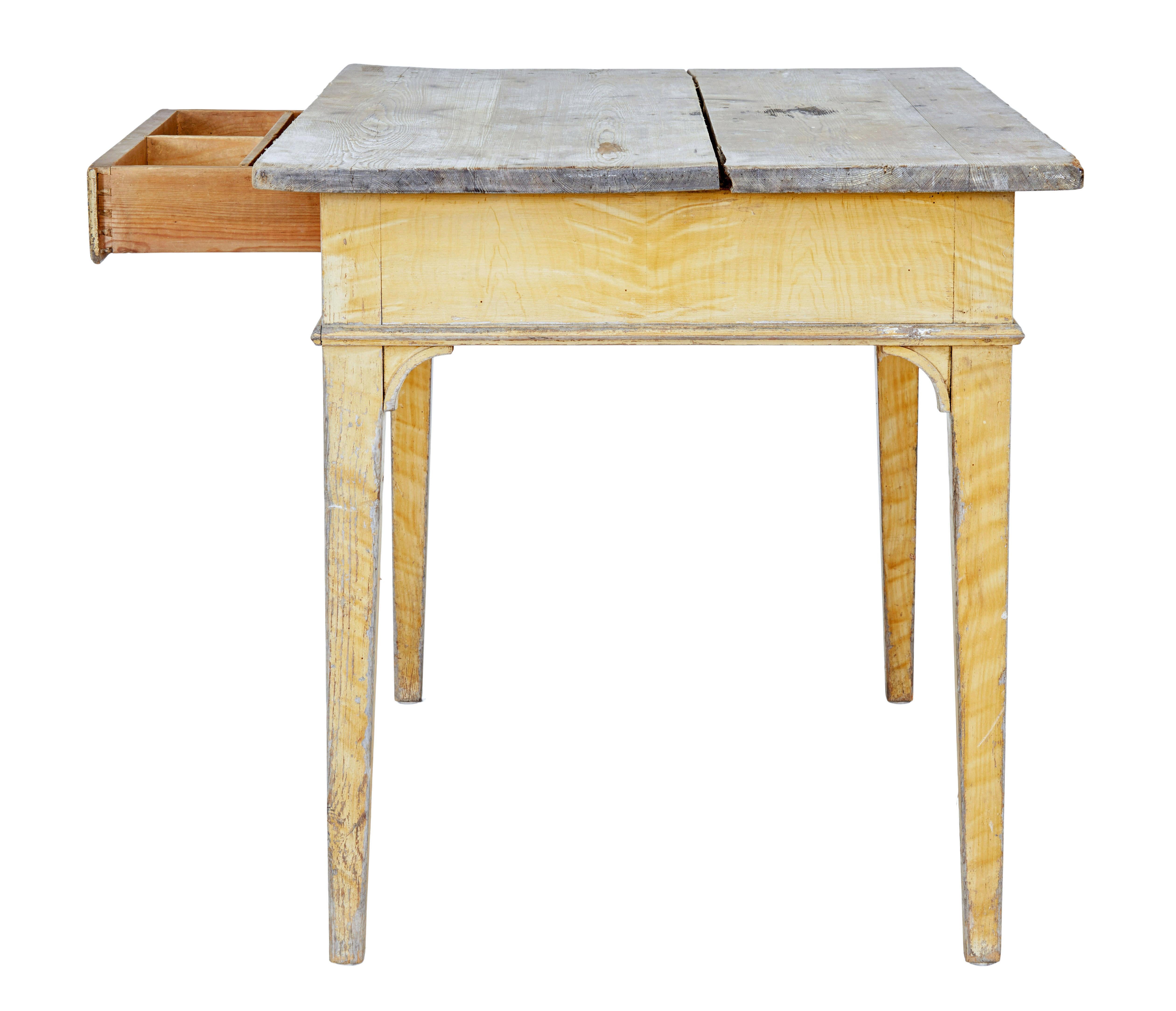 Table de cuisine suédoise en pin peint du 19e siècle Bon état - En vente à Debenham, Suffolk