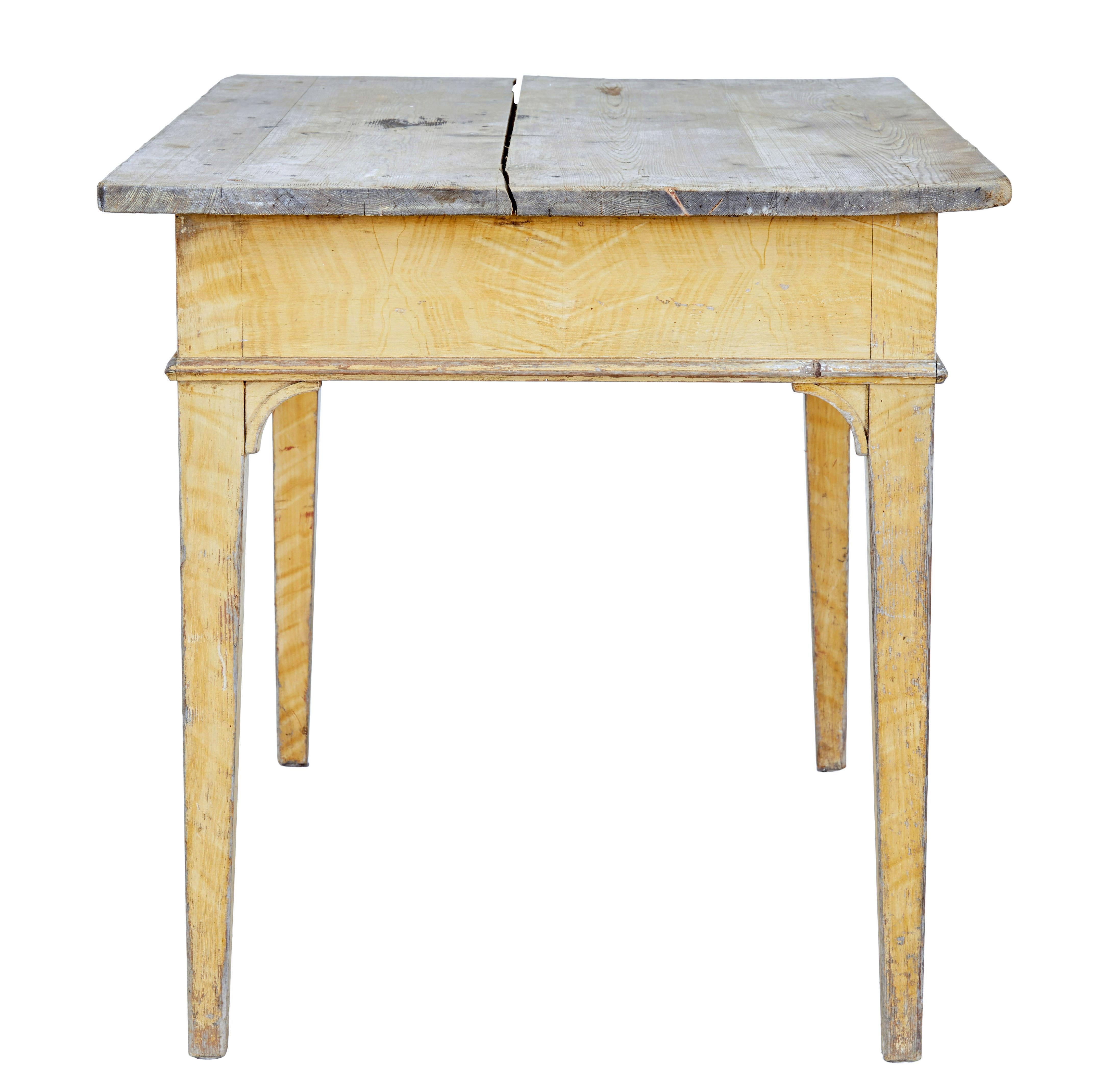 Pin Table de cuisine suédoise en pin peint du 19e siècle en vente