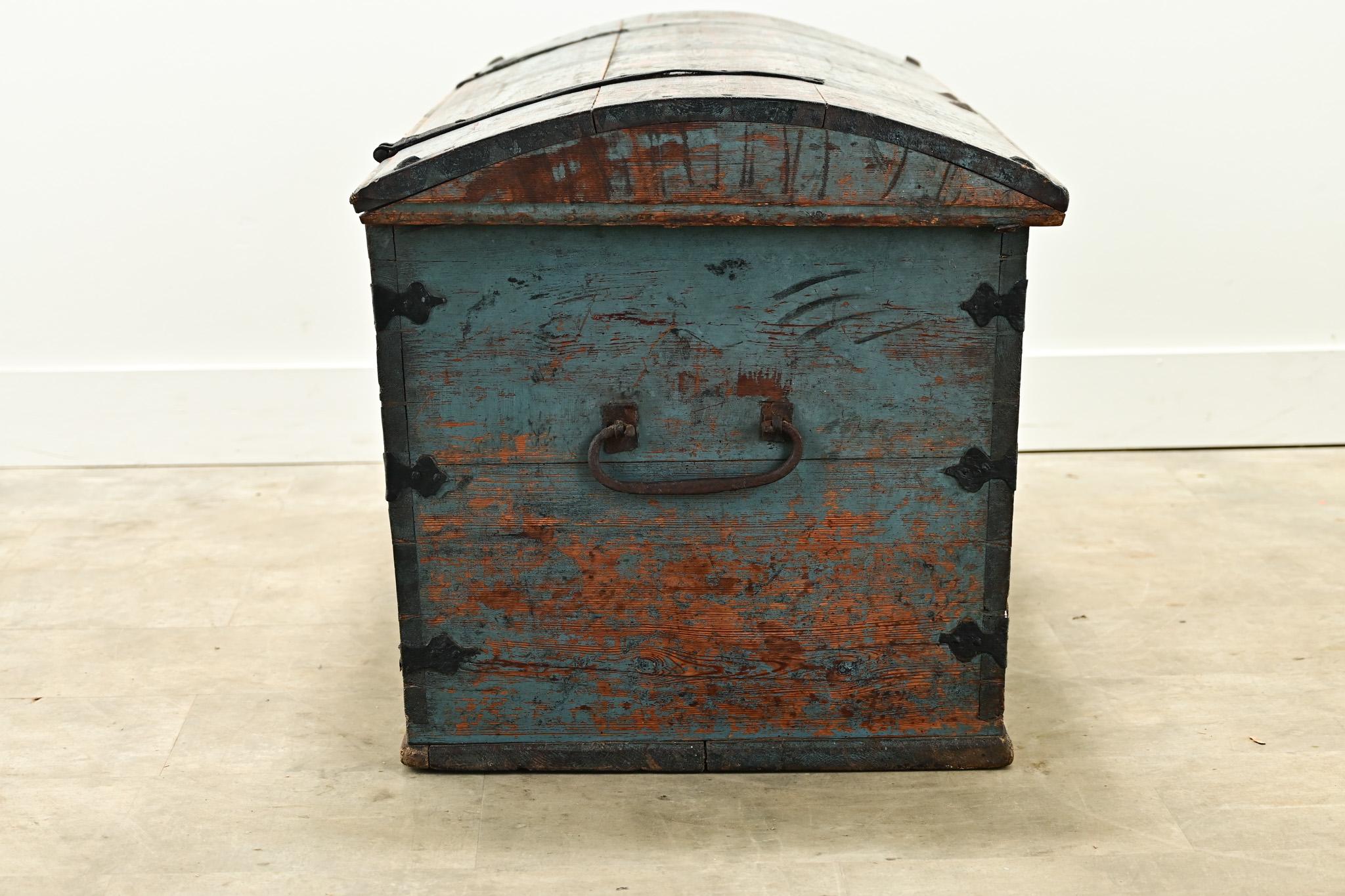 Swedish 19th Century Painted Pine Marriage Trunk For Sale 7