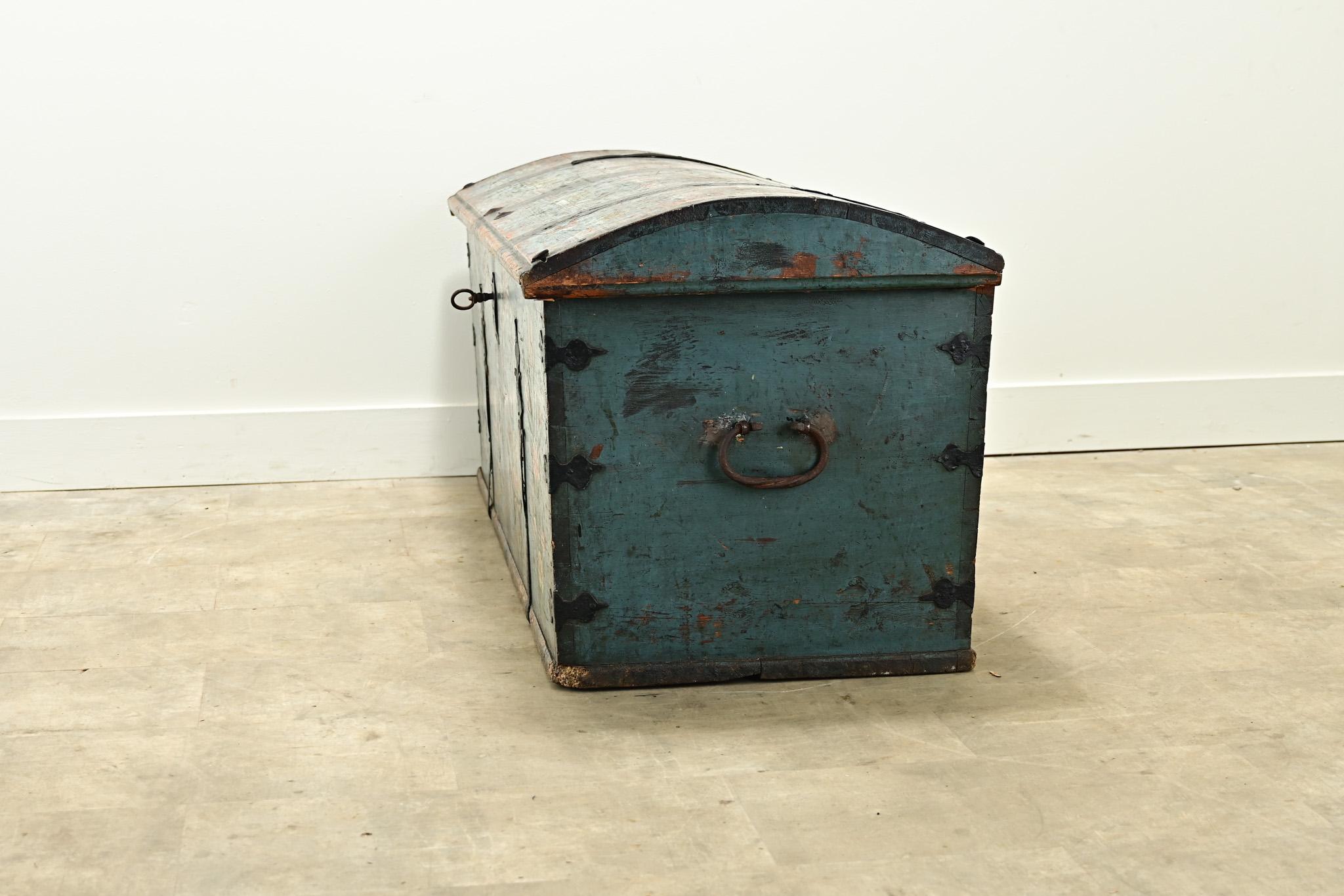 Swedish 19th Century Painted Pine Marriage Trunk For Sale 9
