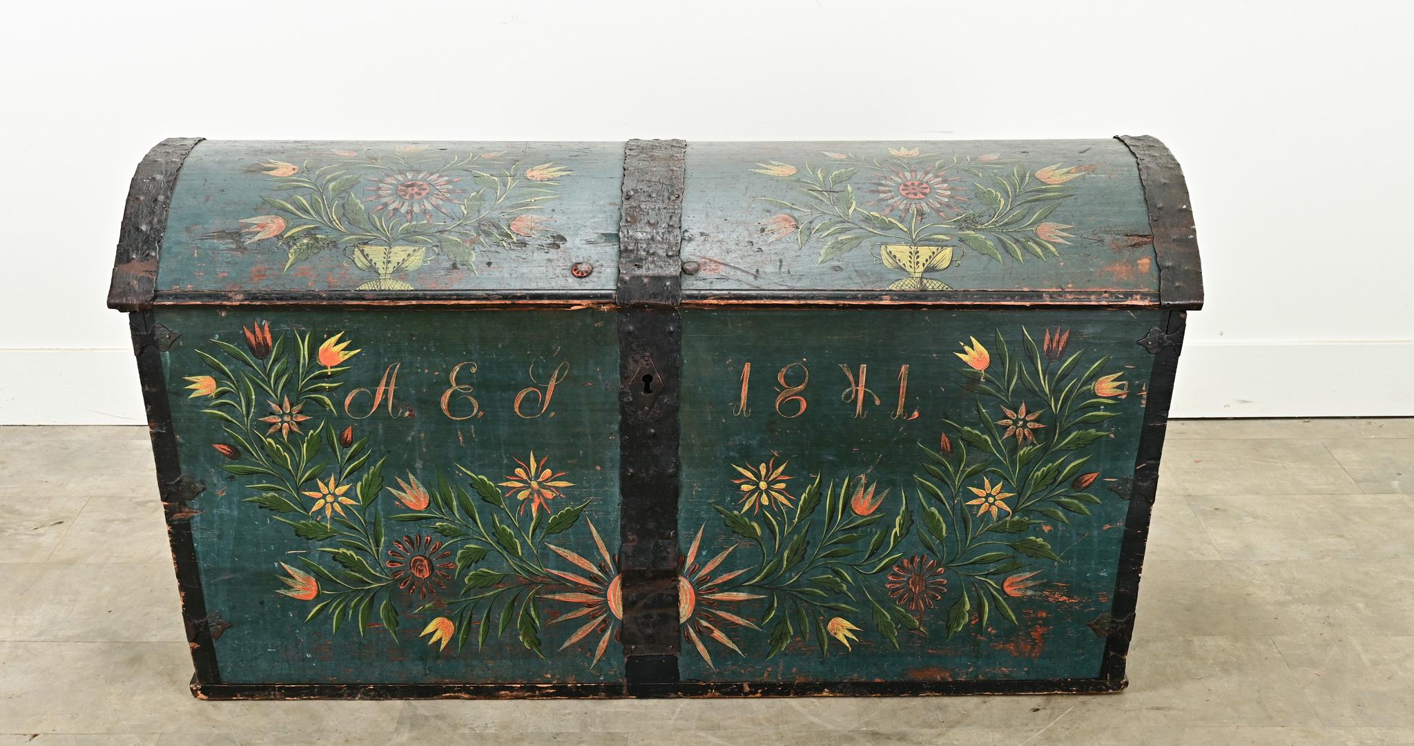 Un baule matrimoniale svedese del XIX secolo in ferro legato e dipinto. L'esterno di questo baule è dipinto di blu con cesti di fiori colorati e composizioni sulla facciata con il monogramma 