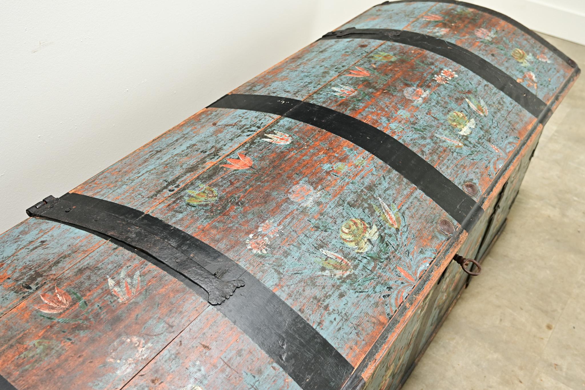 Swedish 19th Century Painted Pine Marriage Trunk In Good Condition For Sale In Baton Rouge, LA