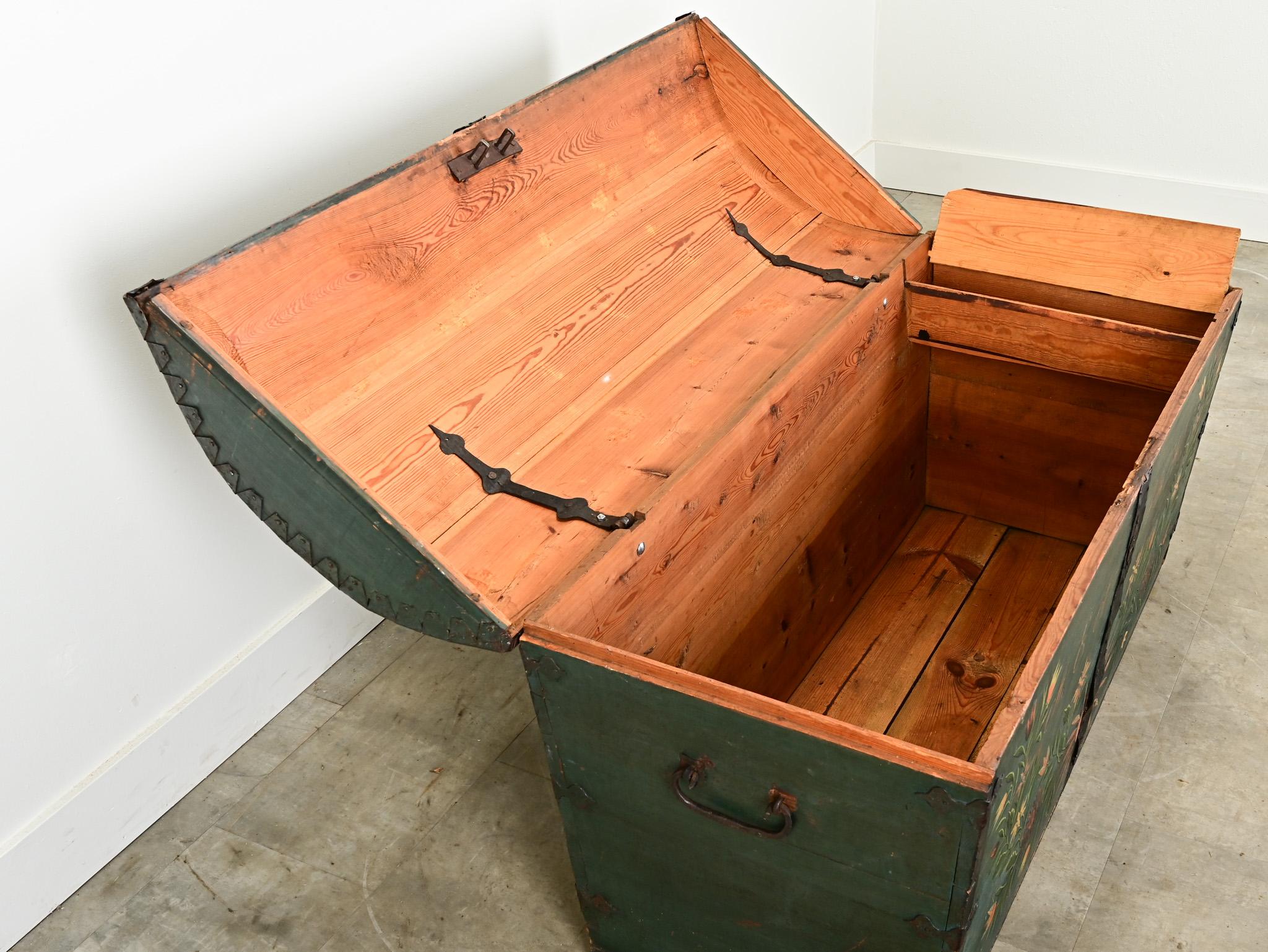 Baule nuziale svedese in pino dipinto del XIX secolo in vendita 1