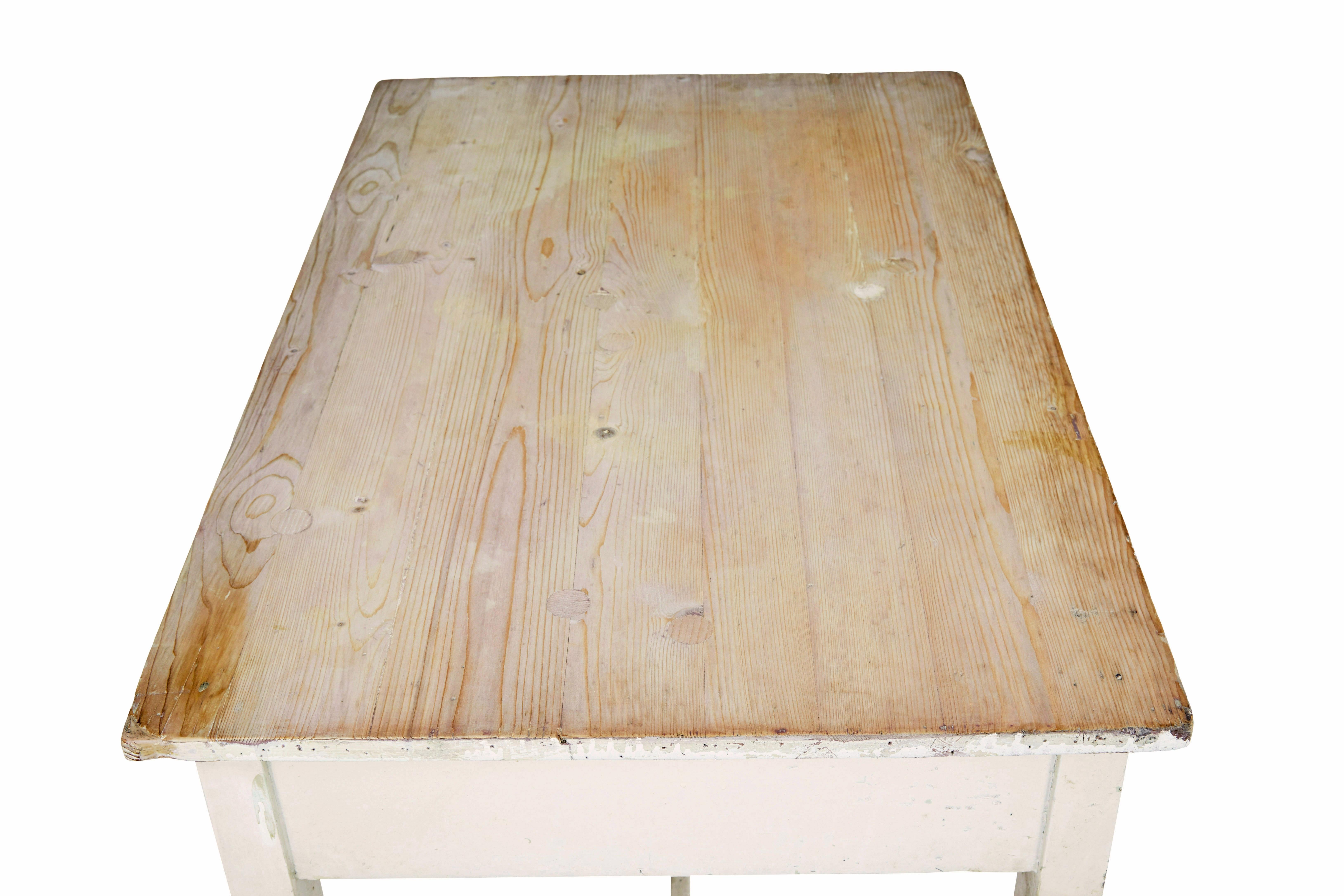 Pino Swedish 19th century painted pine side table in vendita
