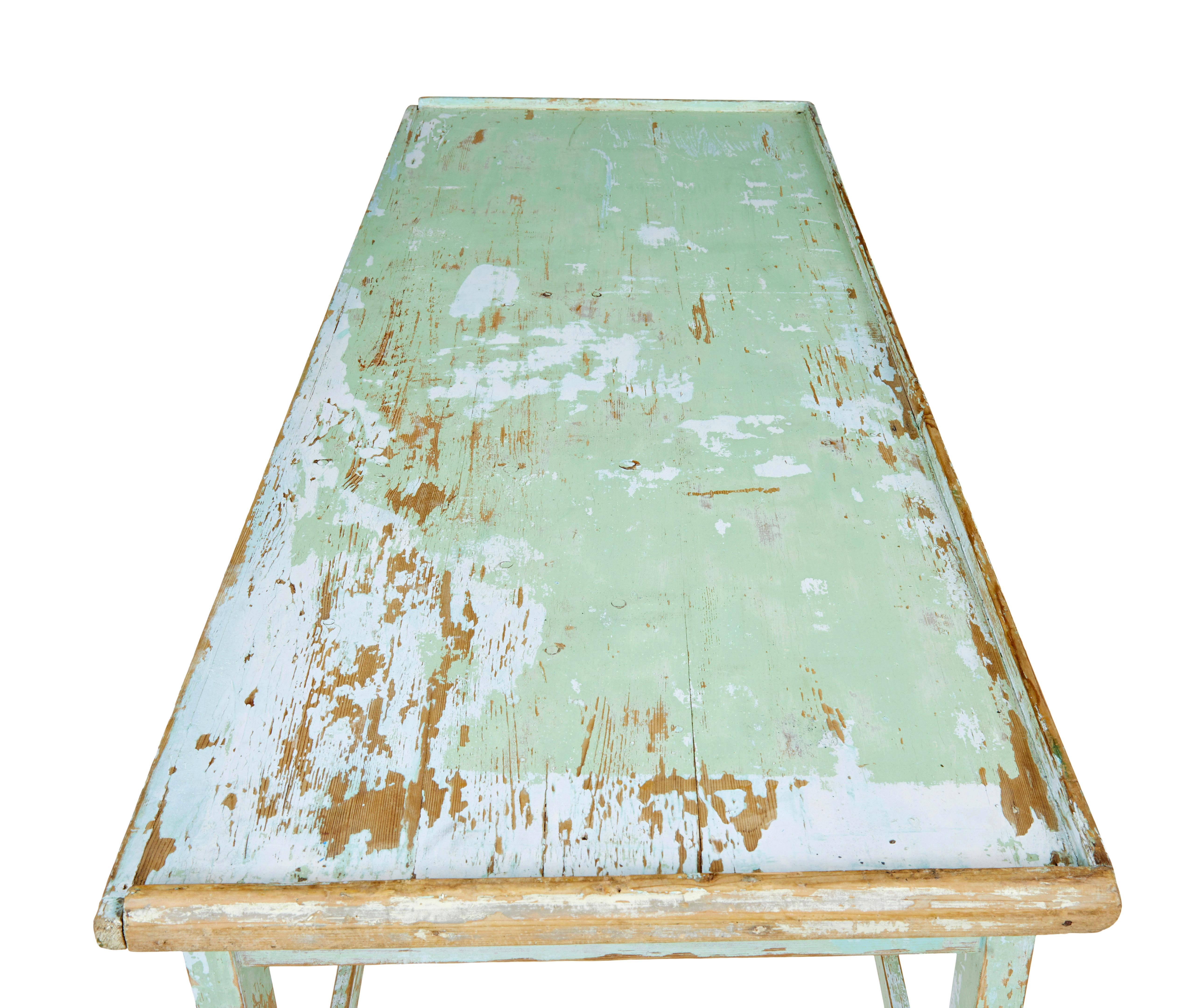 Table suédoise en pin peint du 19e siècle Bon état - En vente à Debenham, Suffolk