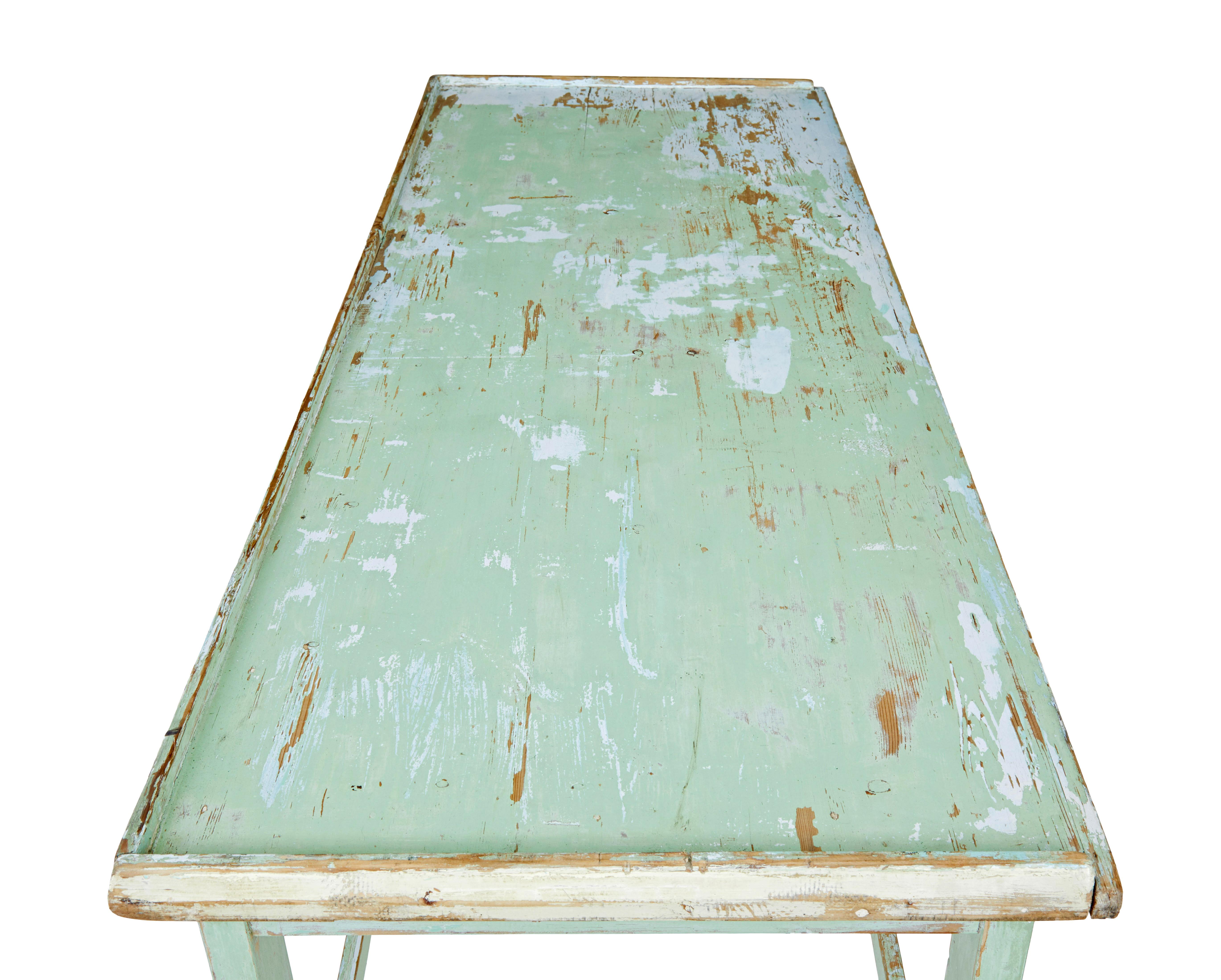 XIXe siècle Table suédoise en pin peint du 19e siècle en vente
