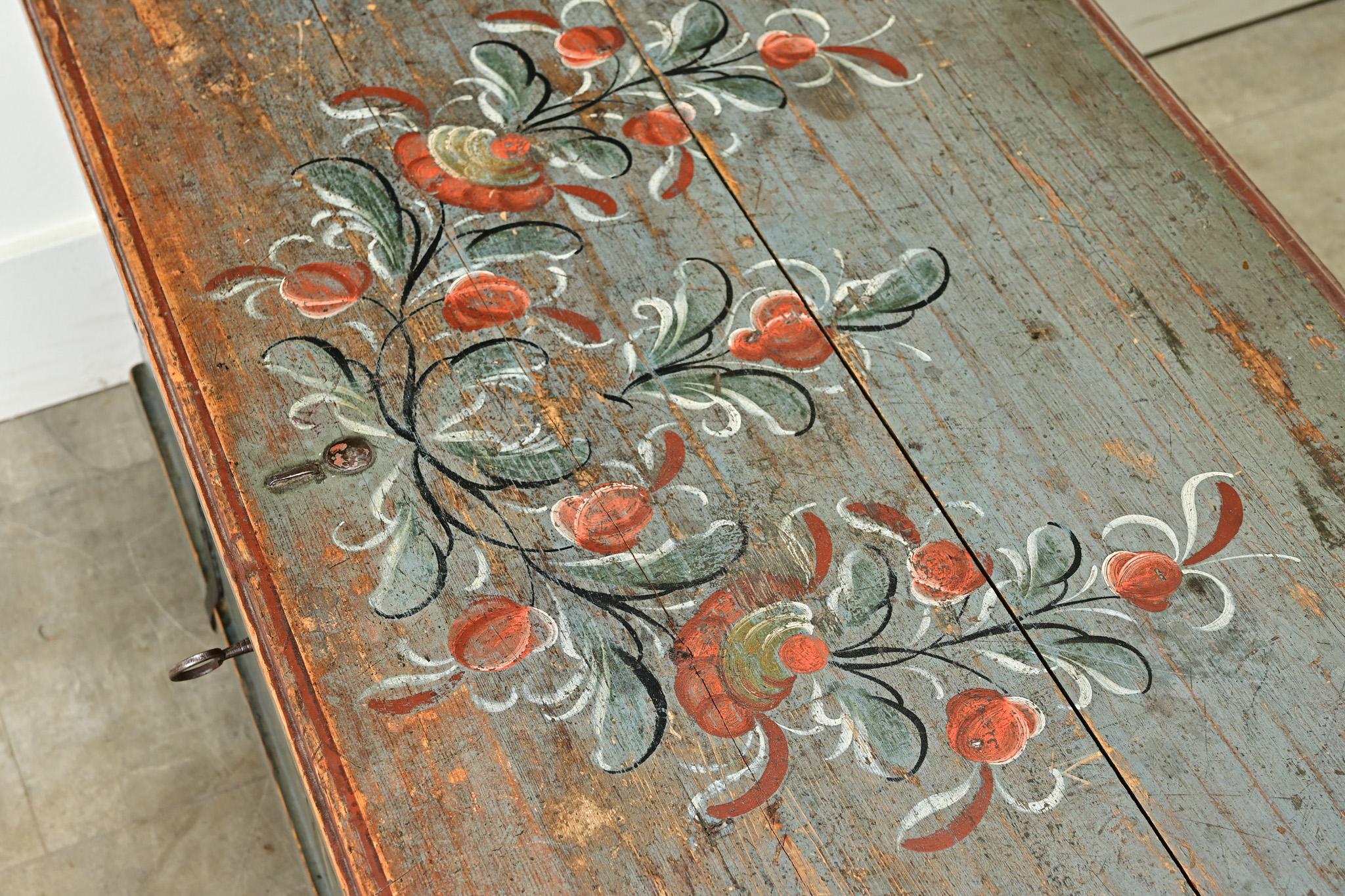 Swedish 19th Century Painted Pine Trunk For Sale 4