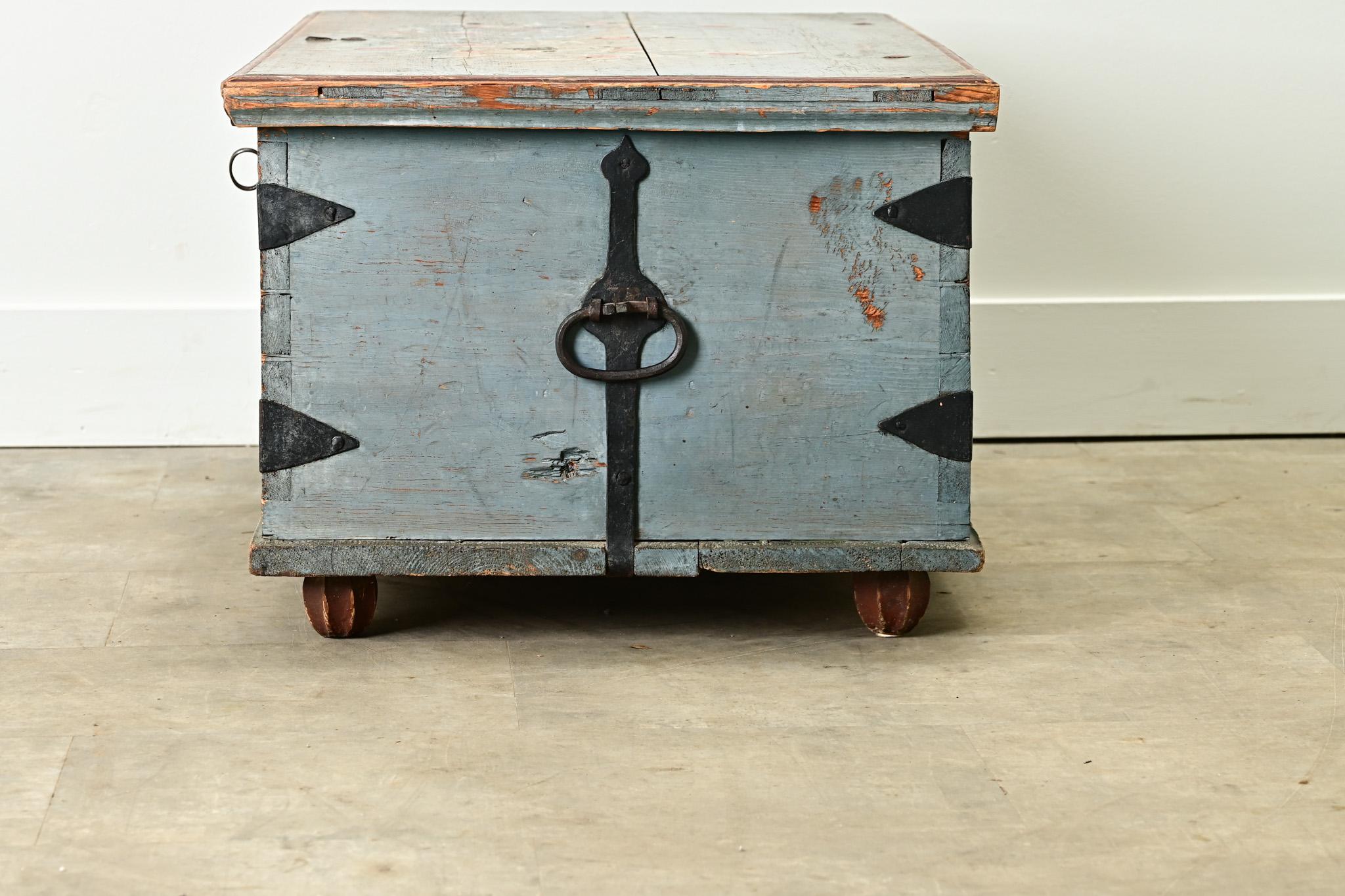Swedish 19th Century Painted Pine Trunk For Sale 5