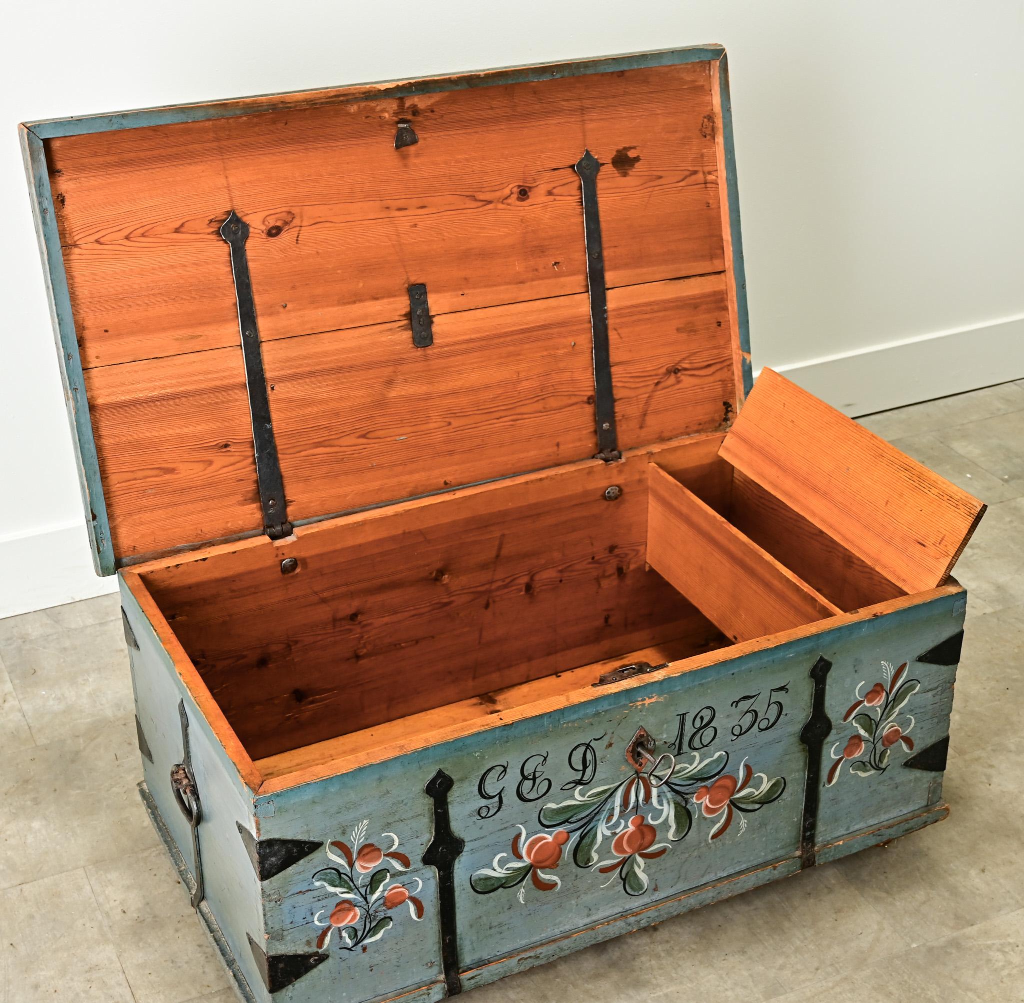 Swedish 19th Century Painted Pine Trunk For Sale 1