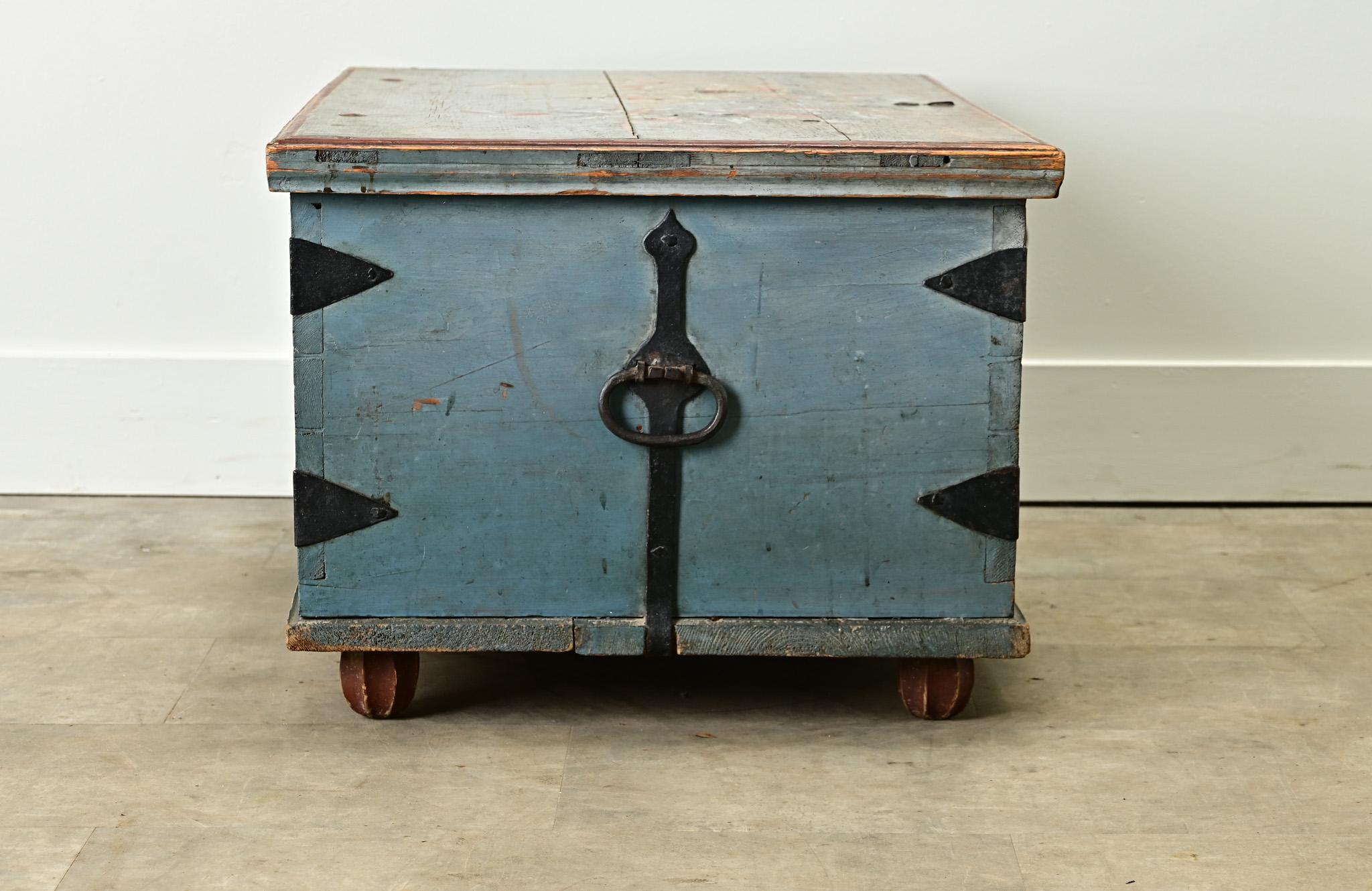 Swedish 19th Century Painted Pine Trunk For Sale 2
