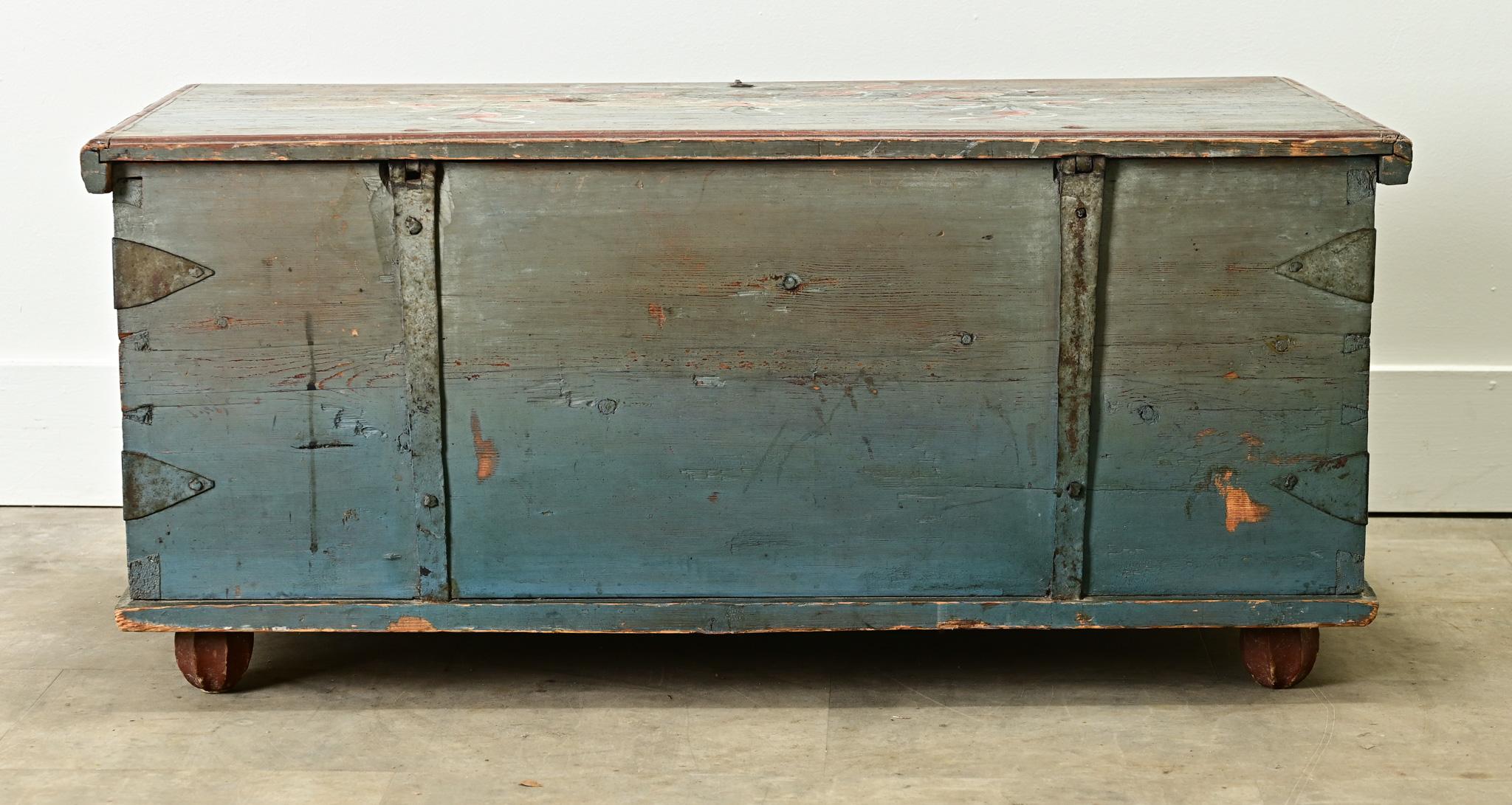 Swedish 19th Century Painted Pine Trunk For Sale 3