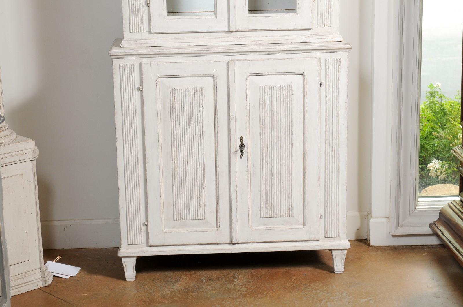 Swedish 19th Century Painted Vitrine Cabinet with Glass Doors and Reeded Motifs 2