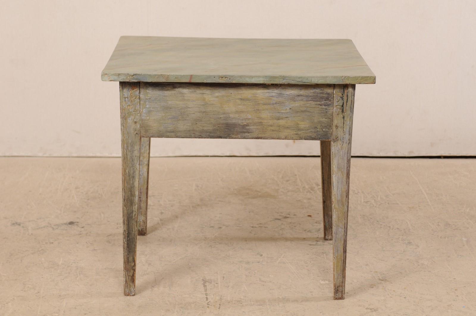 Table suédoise du 19ème siècle en bois peint avec plateau en faux marbre en vente 2