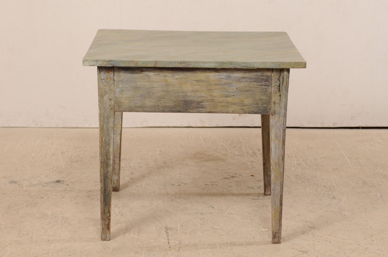 Mesa sueca/ustaviana del siglo XIX de madera pintada con tapa de imitación de mármol en venta 3