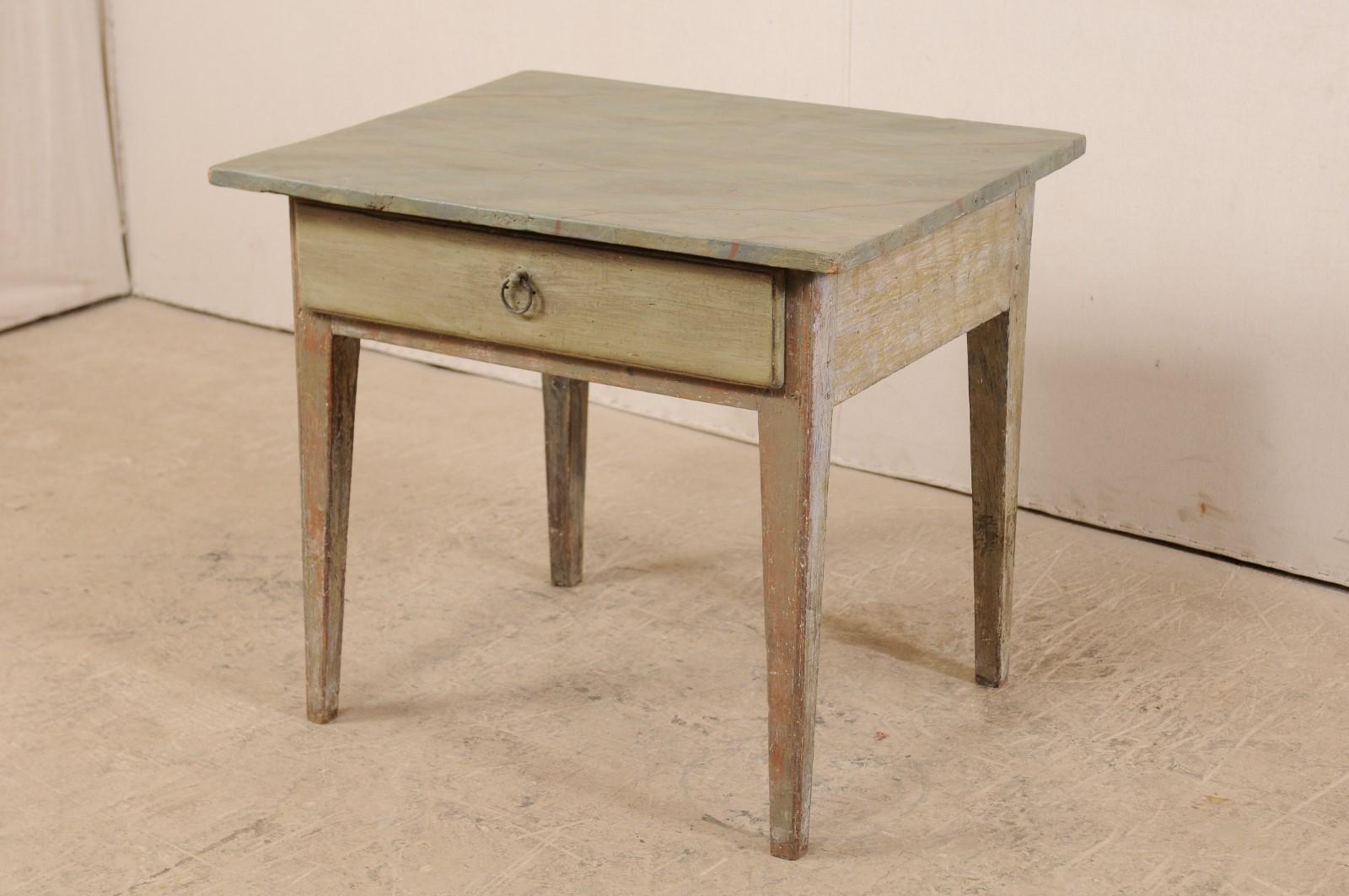 Suédois Table suédoise du 19ème siècle en bois peint avec plateau en faux marbre en vente