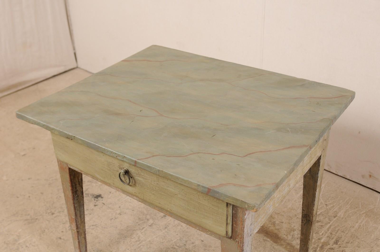 Peint Table suédoise du 19ème siècle en bois peint avec plateau en faux marbre en vente