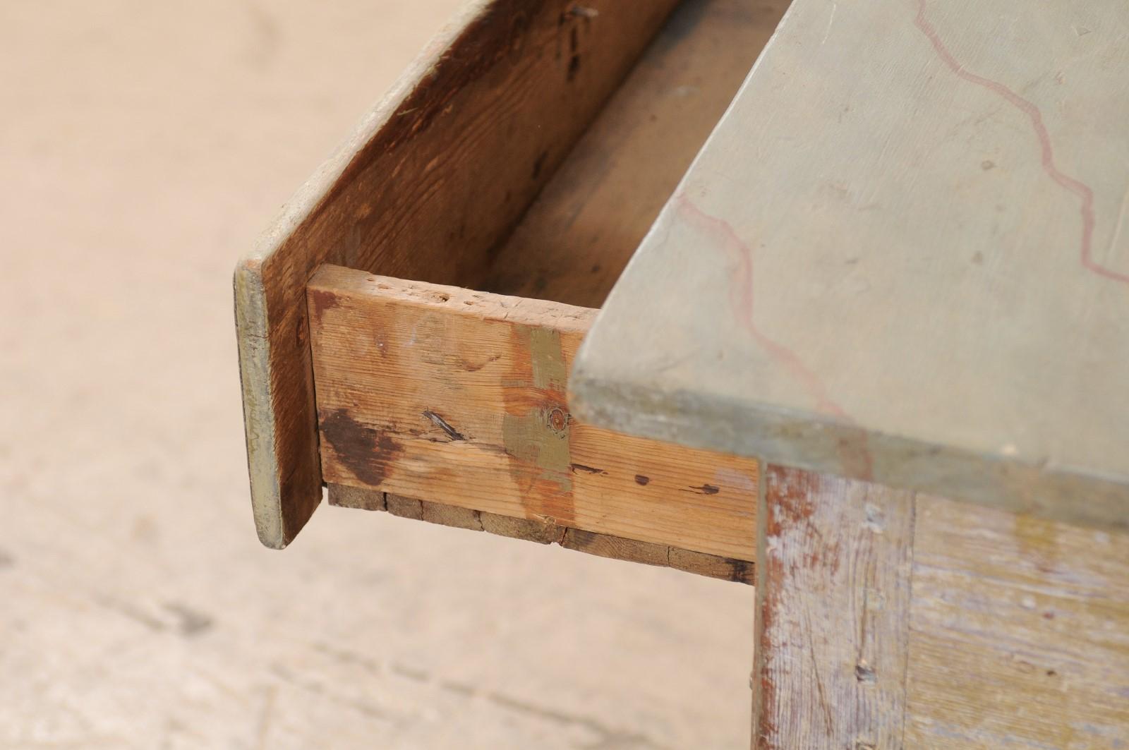 Mesa sueca/ustaviana del siglo XIX de madera pintada con tapa de imitación de mármol en venta 2