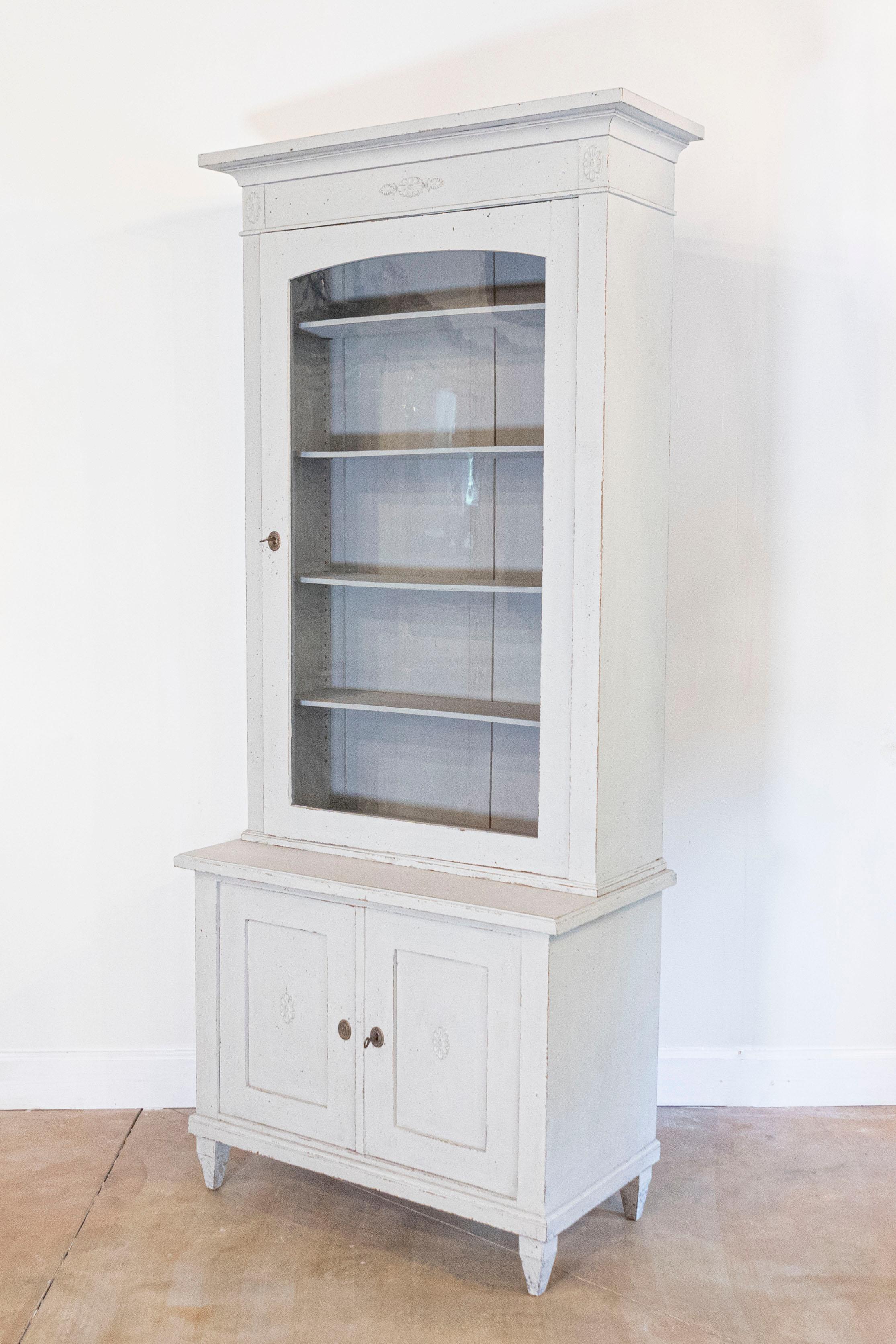Gustavian Swedish 19th Century Painted Wood Vitrine Cabinet with Glass Door and Rosettes For Sale