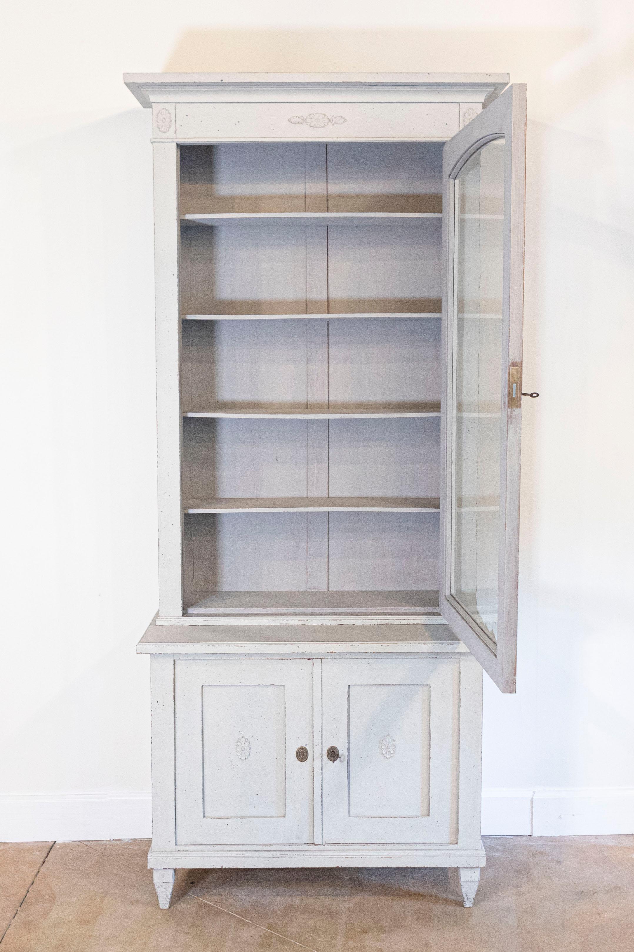 Swedish 19th Century Painted Wood Vitrine Cabinet with Glass Door and Rosettes In Good Condition For Sale In Atlanta, GA