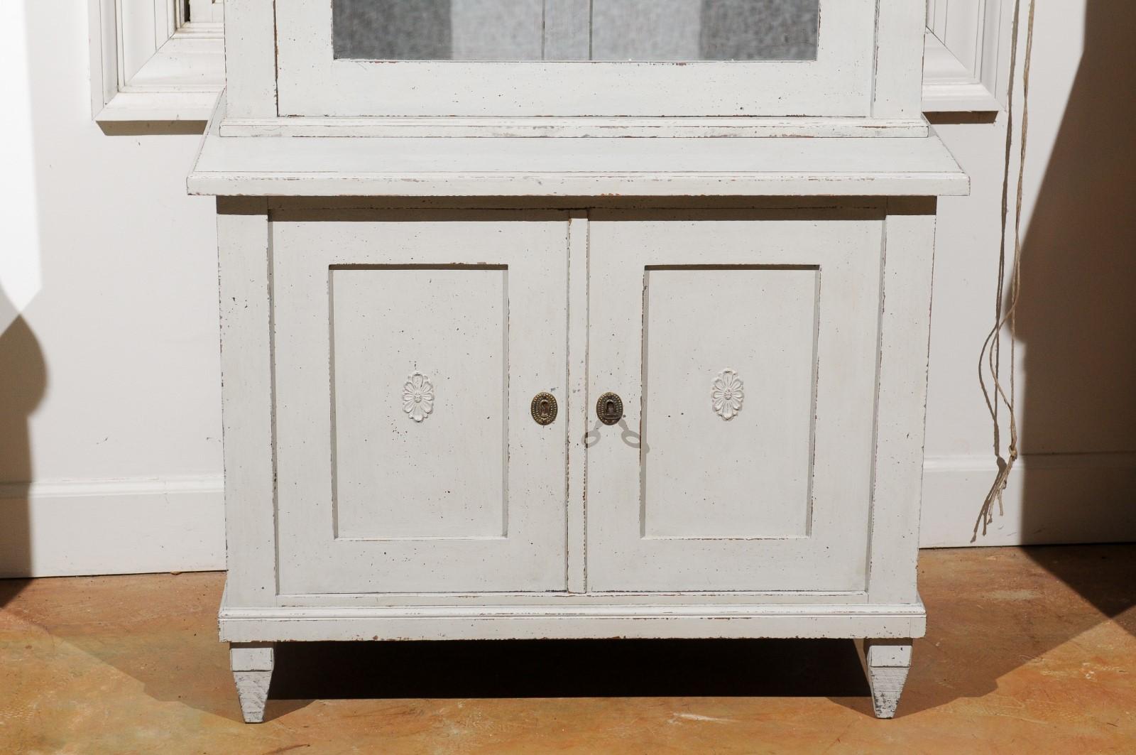 Swedish 19th Century Painted Wood Vitrine Cabinet with Glass Door and Rosettes For Sale 1