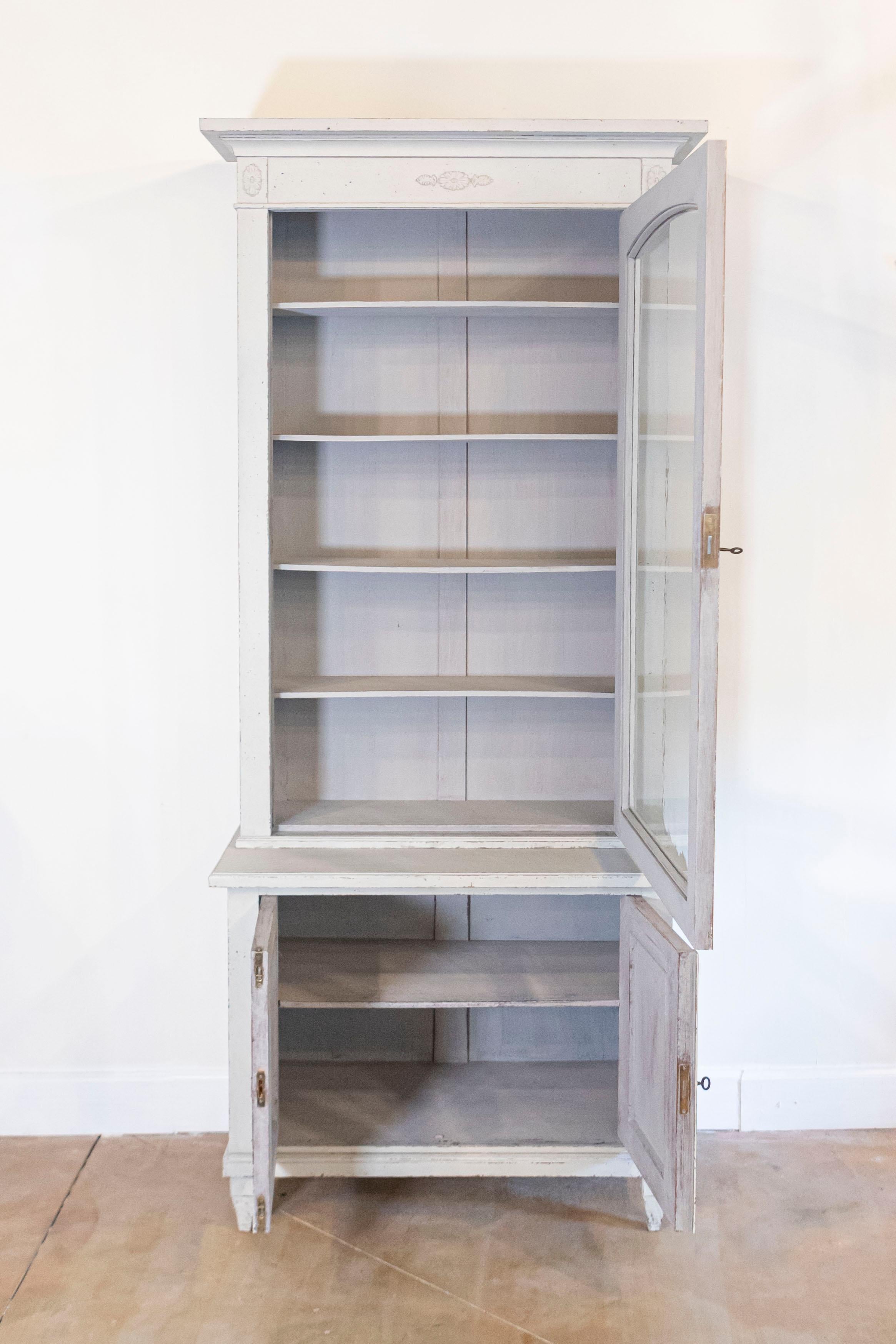 Swedish 19th Century Painted Wood Vitrine Cabinet with Glass Door and Rosettes For Sale 1