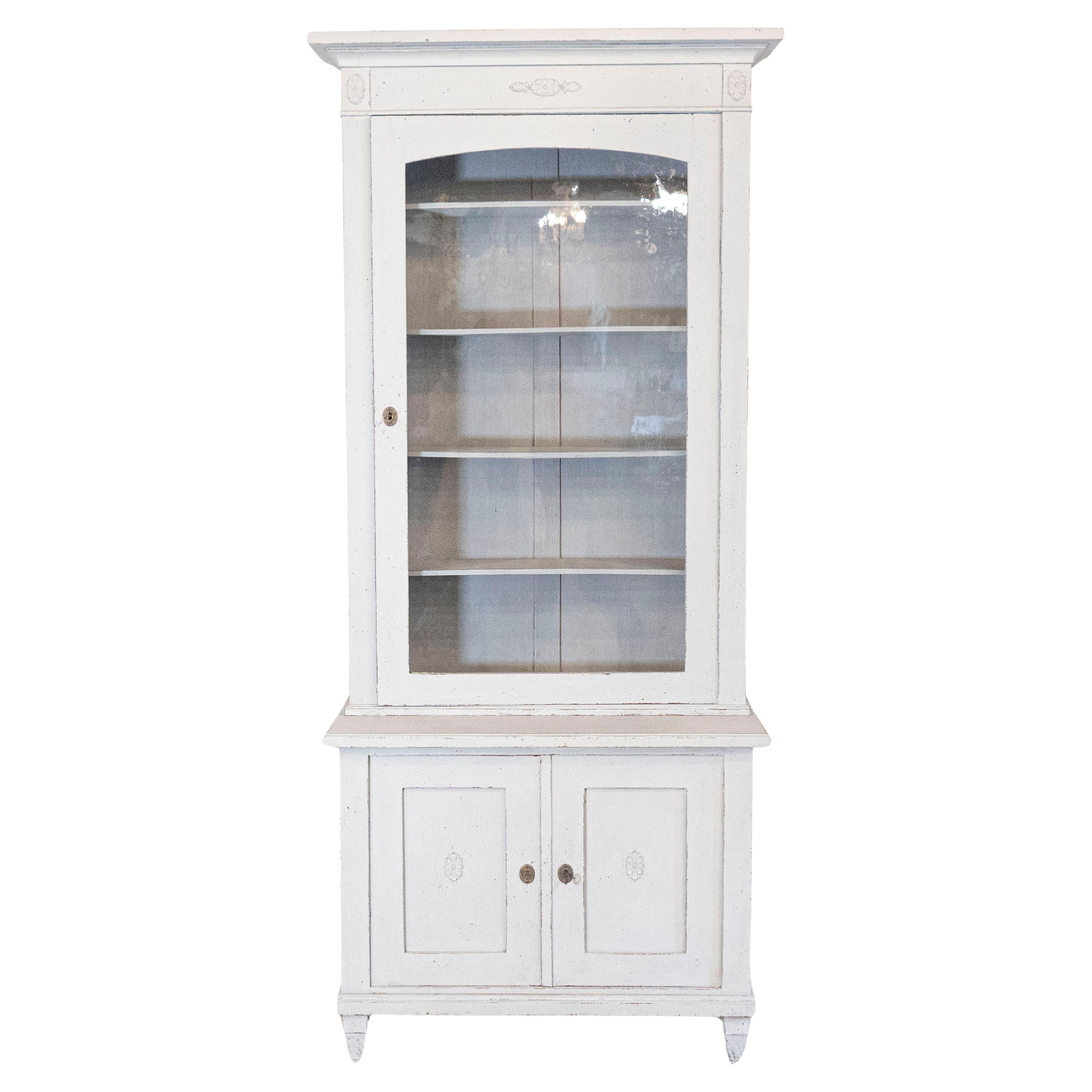 Vitrina sueca del siglo XIX de madera pintada con puerta de cristal y rosetones