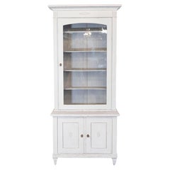 Vitrina sueca del siglo XIX de madera pintada con puerta de cristal y rosetones