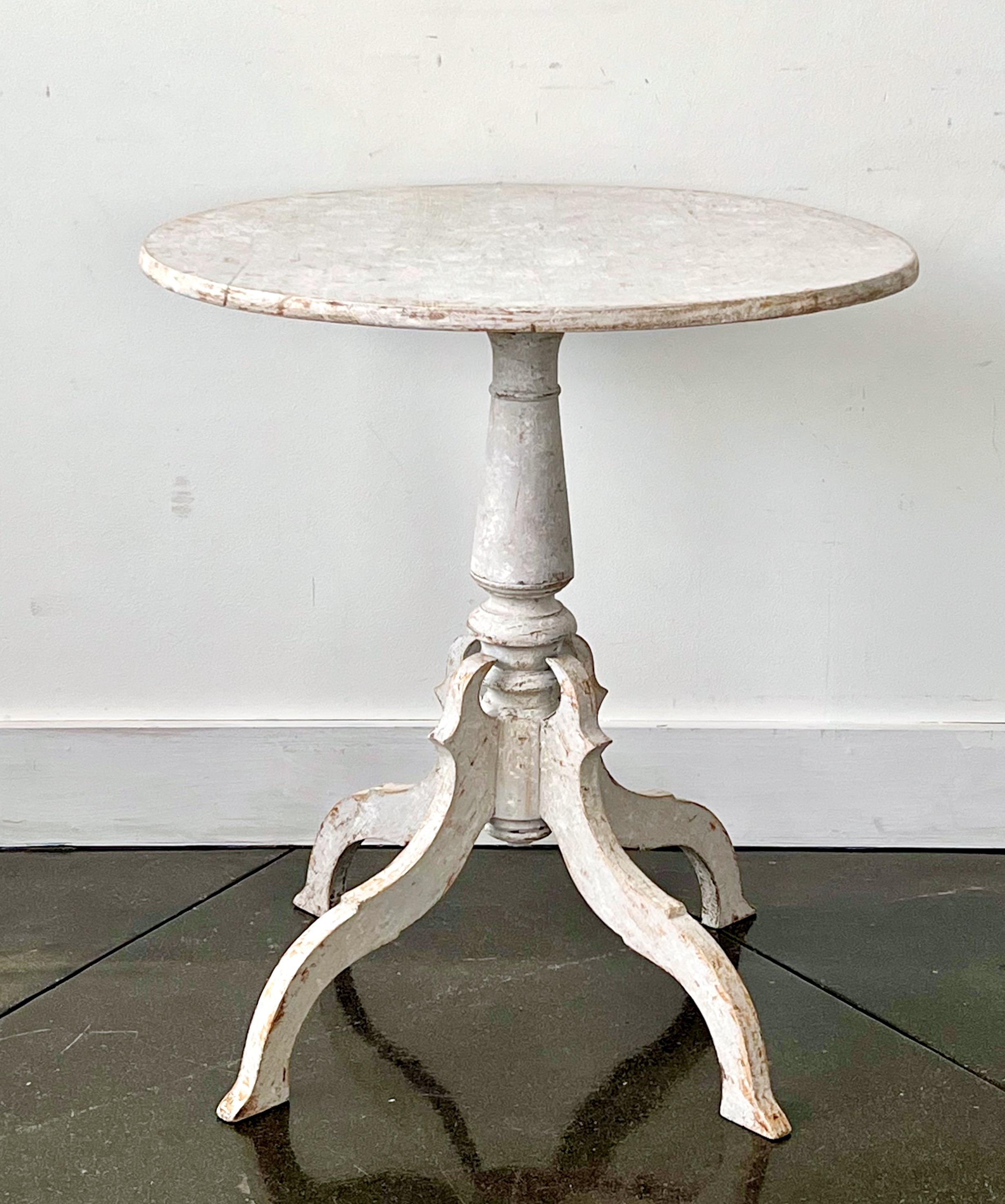 Classique guéridon suédois du 19e siècle, avec un plateau rond et une base tournée soutenue par des pieds à enroulements sculptés dans le style gustavien.
Bonne taille pour le pied-à-terre, comme petite table de petit déjeuner ou table d'appoint