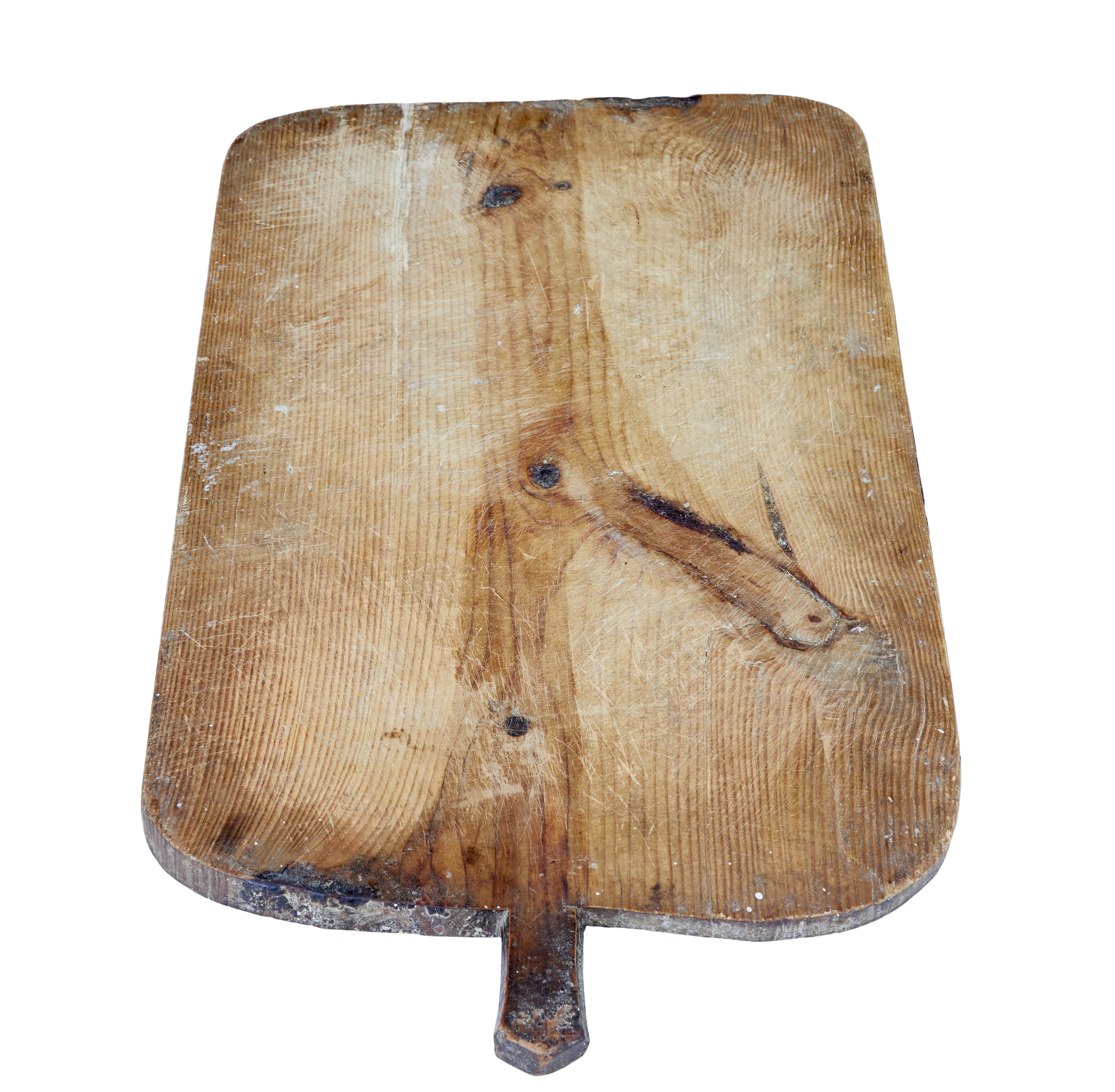 Planche à pain suédoise du 19e siècle en pin, vers 1890.

Pièce de cuisine rustique de bonne qualité provenant de Suède qui a conservé une partie de sa patine d'origine.

Parfait pour être exposé ou pour être utilisé sur la table.

Marques de