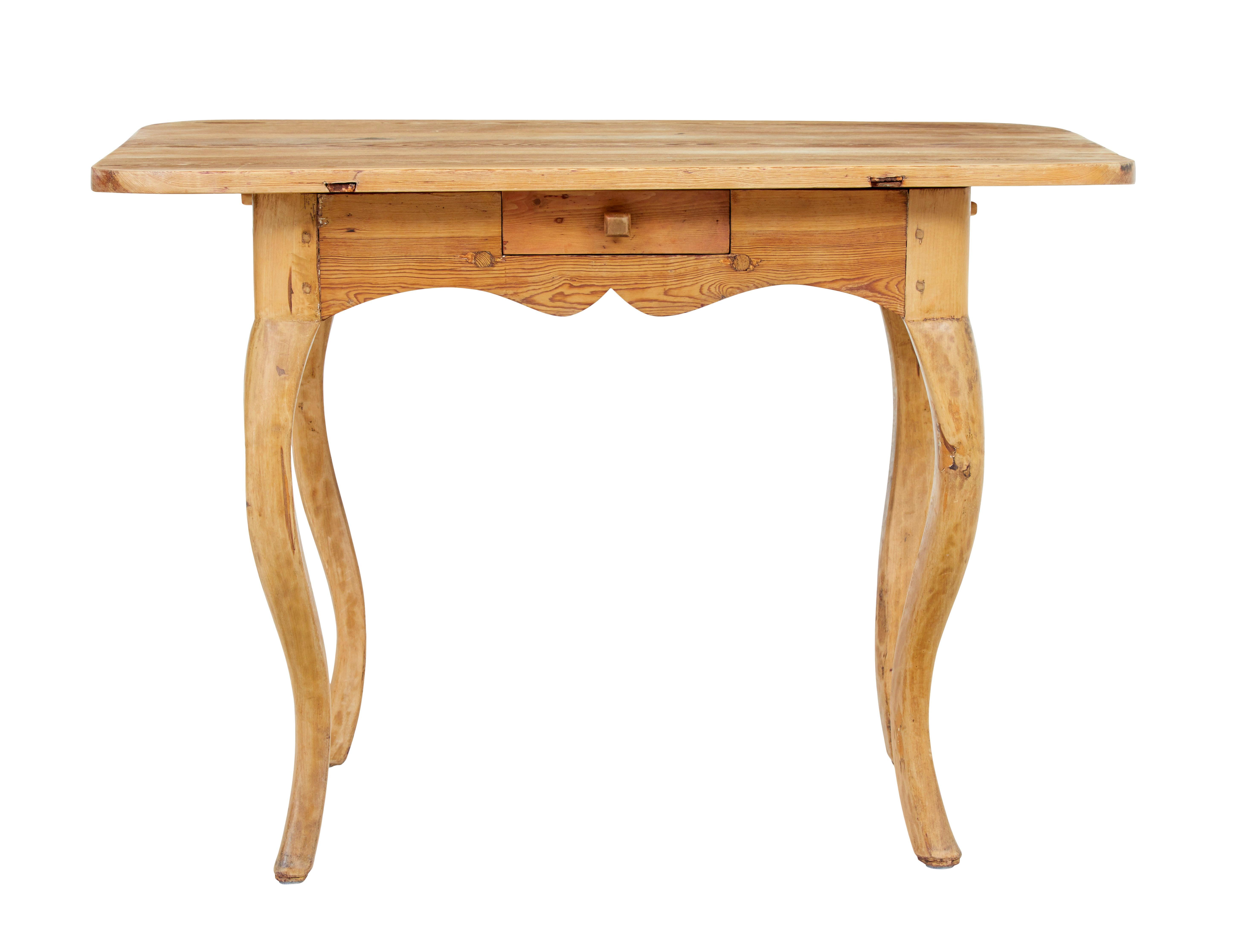 Schwedischer Beistelltisch im Rokoko-Stil aus dem 19. Jahrhundert, um 1840.

Praktischer Tisch, der in der Wohnung vielseitig einsetzbar ist, z. B. als Beistell- oder Flurtisch.

Nackte Kieferplatte mit abgerundeten Ecken, die durch ein Paar Zapfen