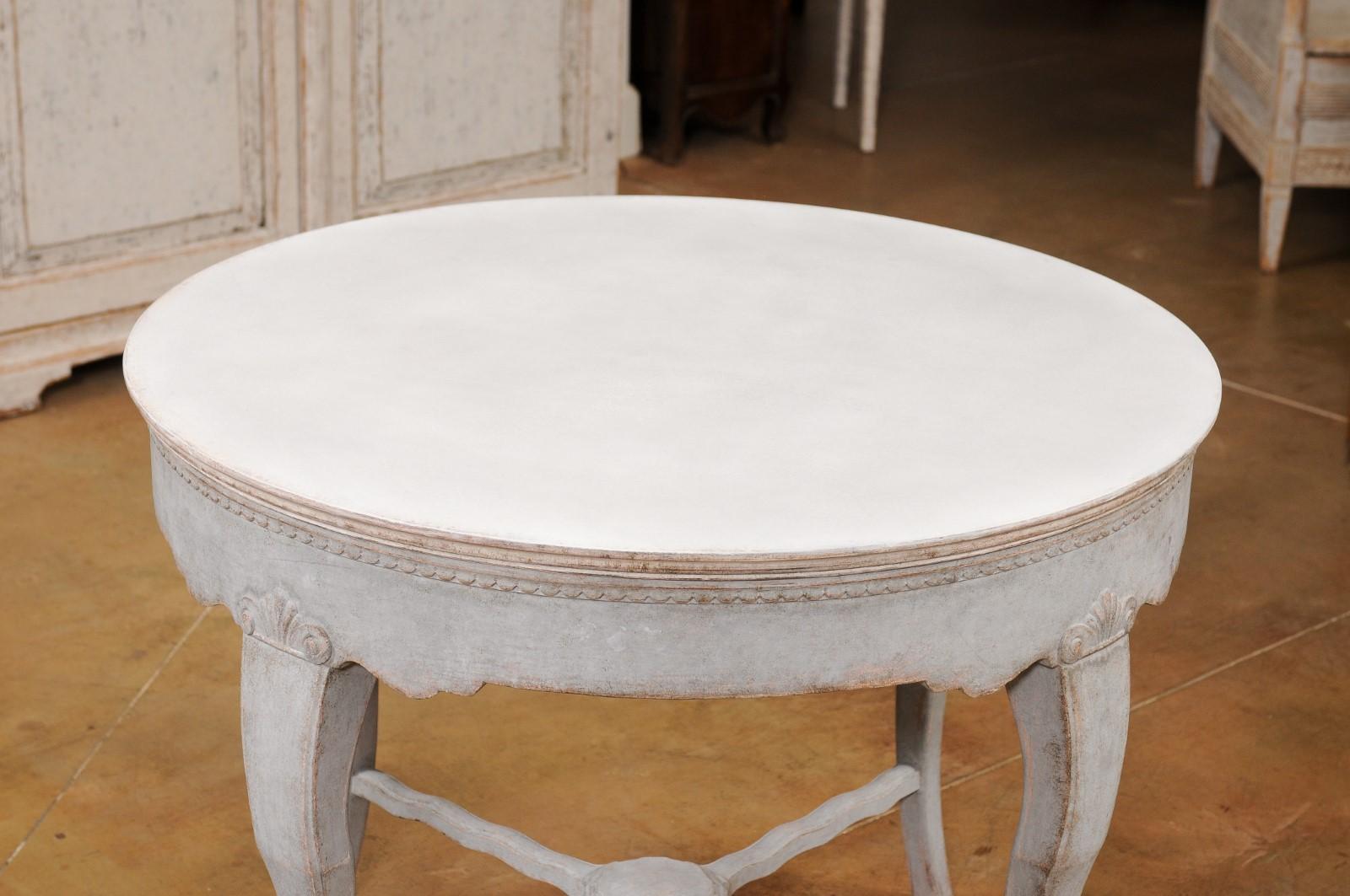 Sculpté Table ronde suédoise du 19ème siècle avec pieds cabriole sculptés et traverse en vente