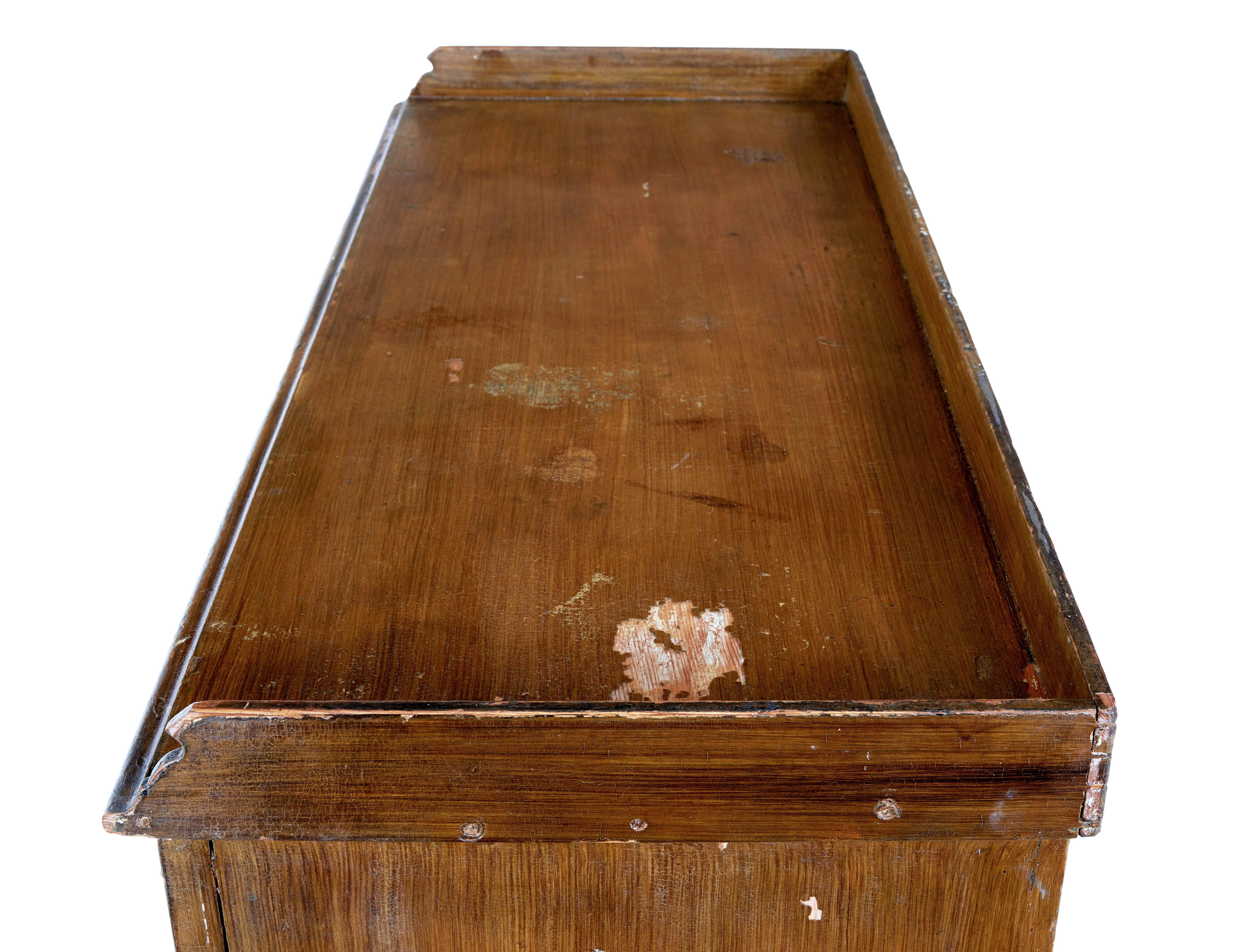 Swedish 19th century rustic painted pine cupboard in vendita 2