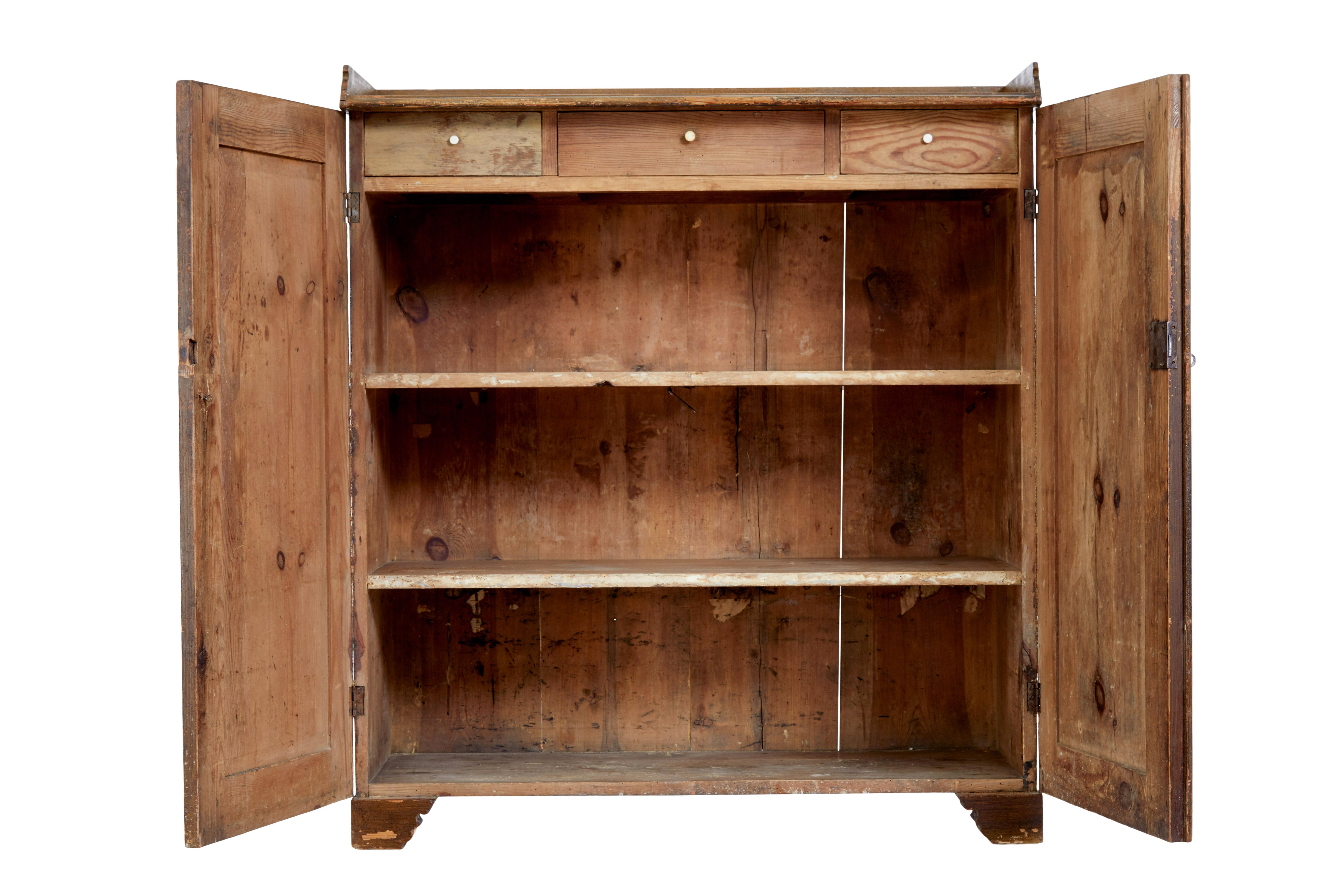 Swedish 19th century rustic painted pine cupboard circa 1860.

Good quality cupboard which could work in the kitchen or equally as a linen cupboard.

Made from pine this piece was hand painted to simulate walnut, which had been done to a very high