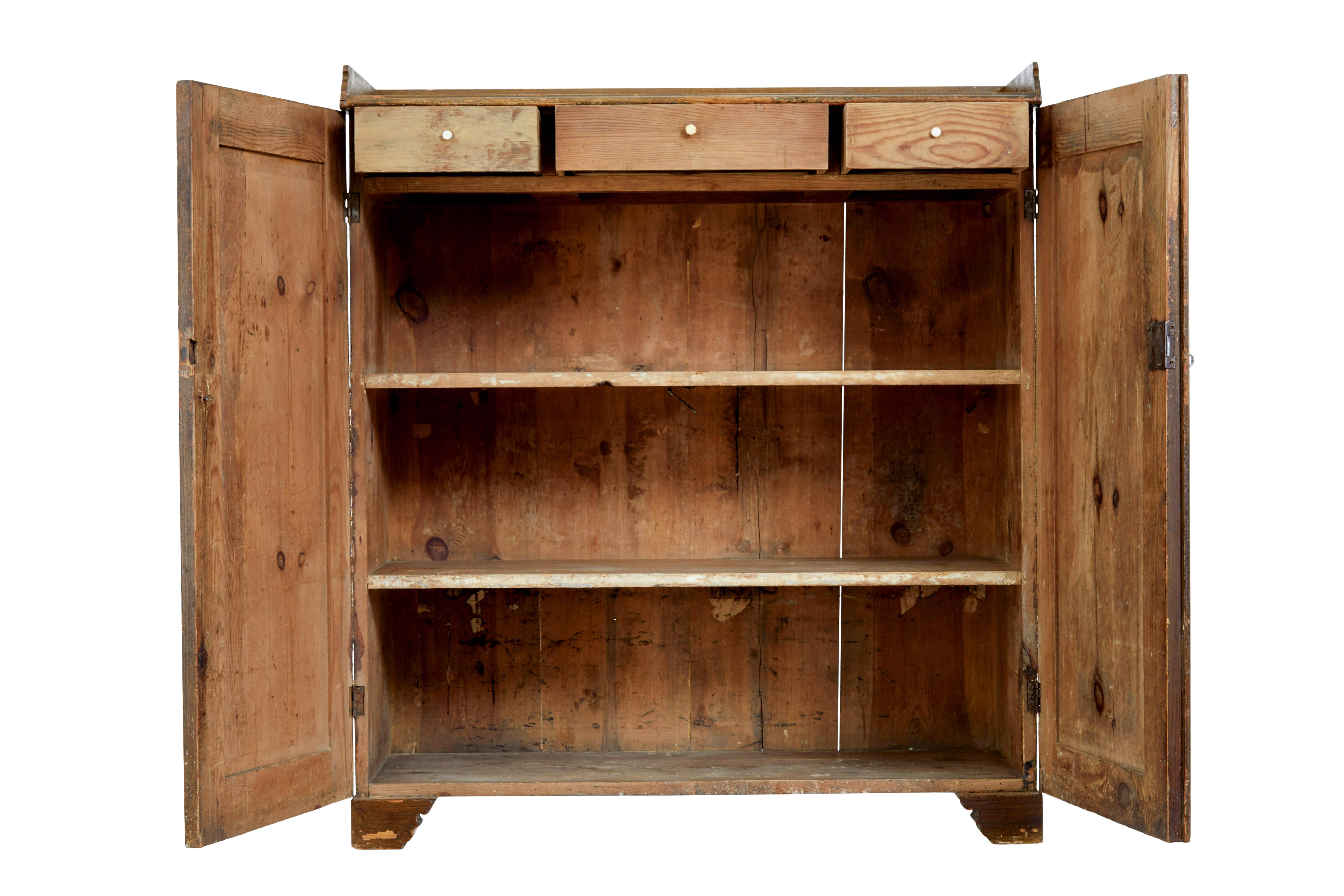 Rustico Swedish 19th century rustic painted pine cupboard in vendita