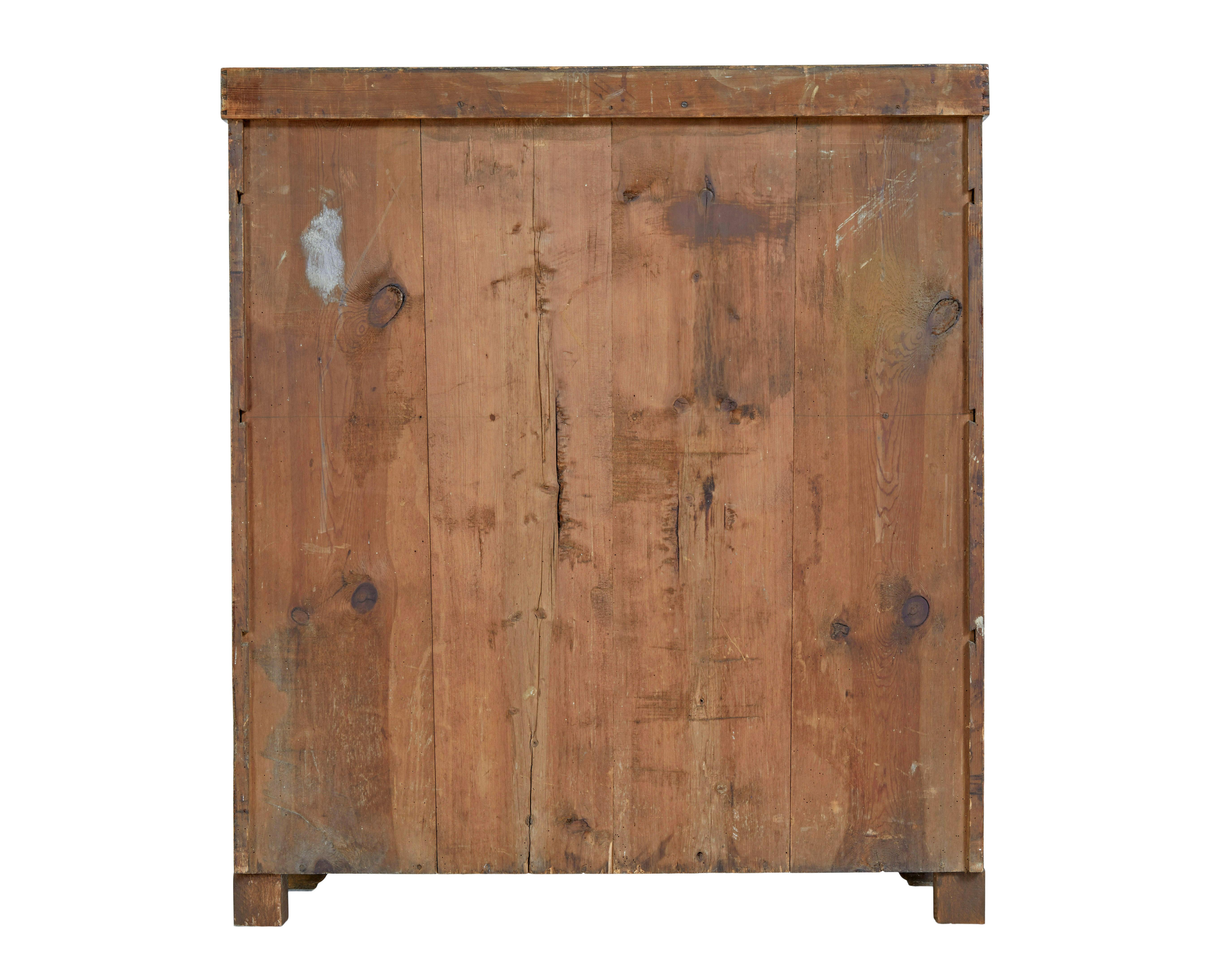 Fatto a mano Swedish 19th century rustic painted pine cupboard in vendita