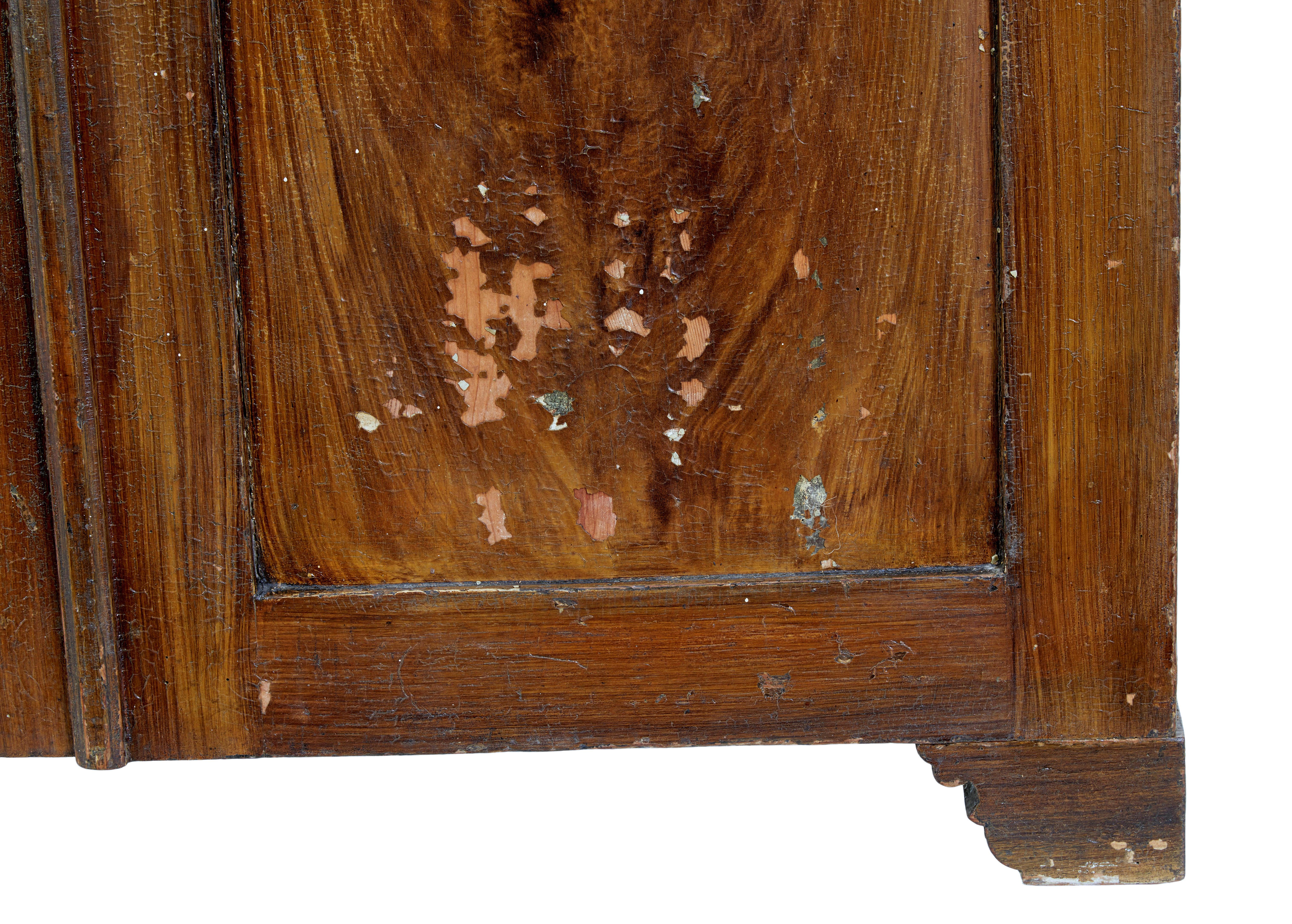 XIX secolo Swedish 19th century rustic painted pine cupboard in vendita