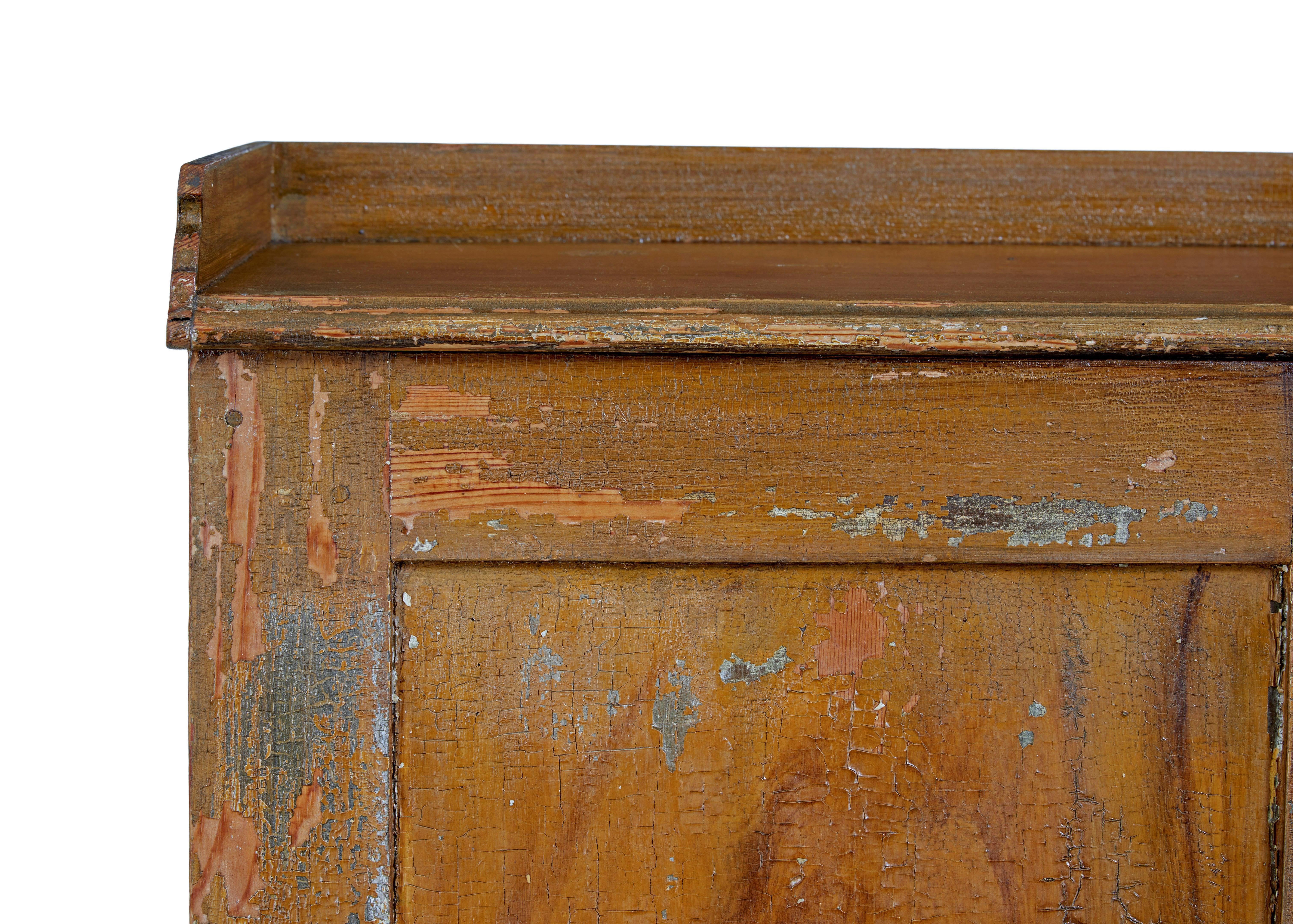 Pino Swedish 19th century rustic painted pine cupboard in vendita